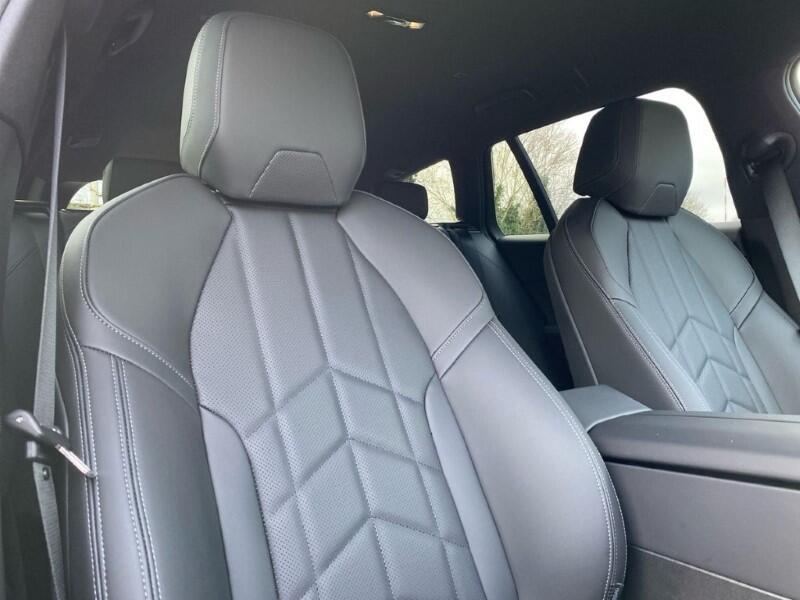 BMW 5 Series view 25