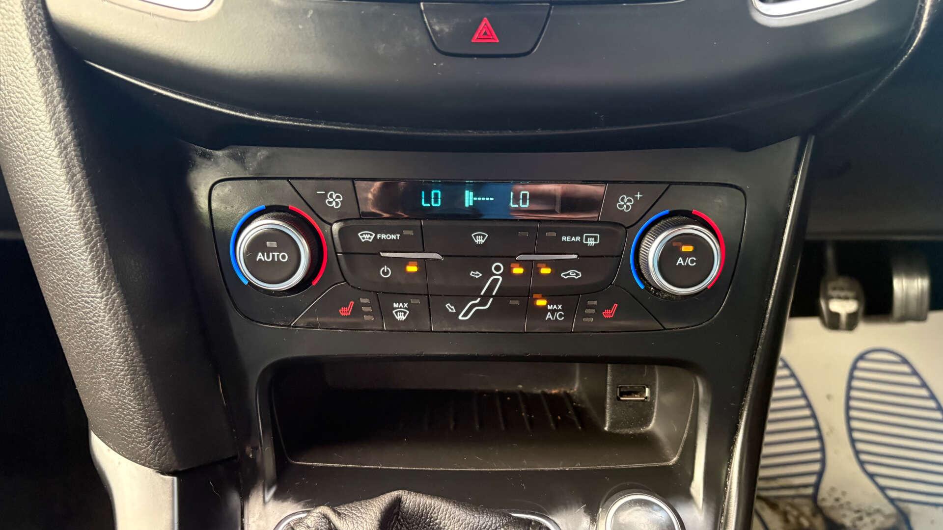 Ford Focus view 32
