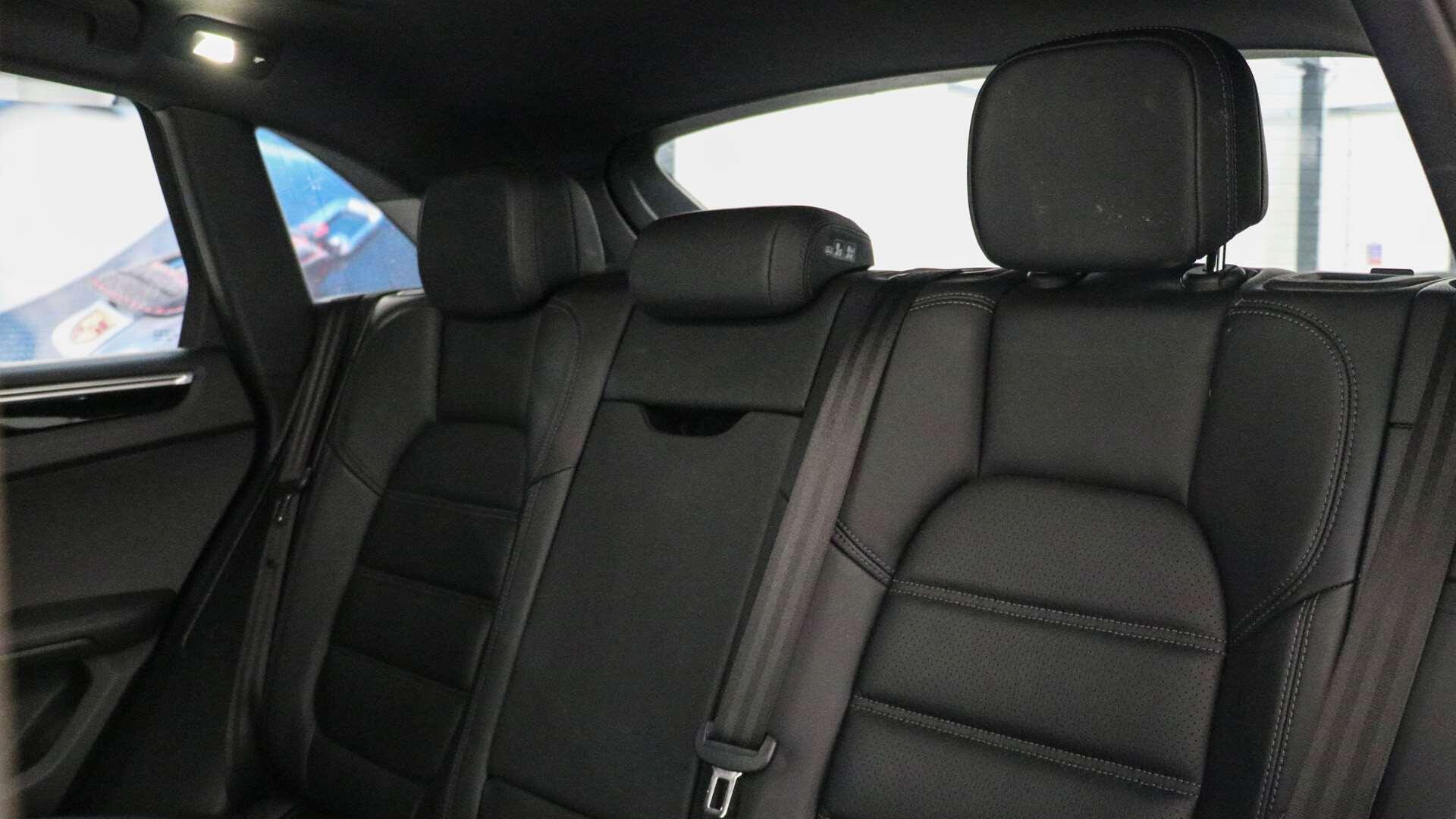Porsche Macan view 16