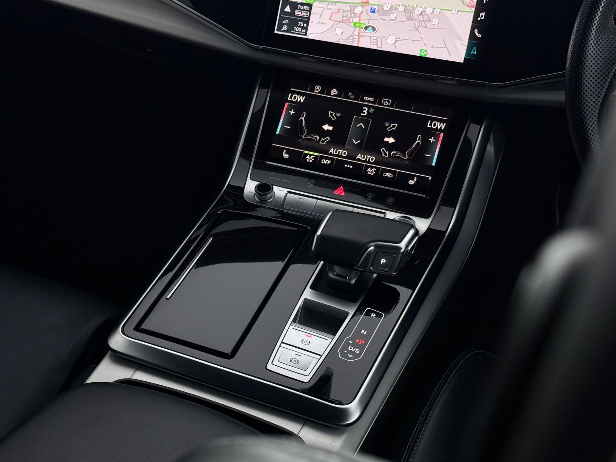 Audi Q8 view 25
