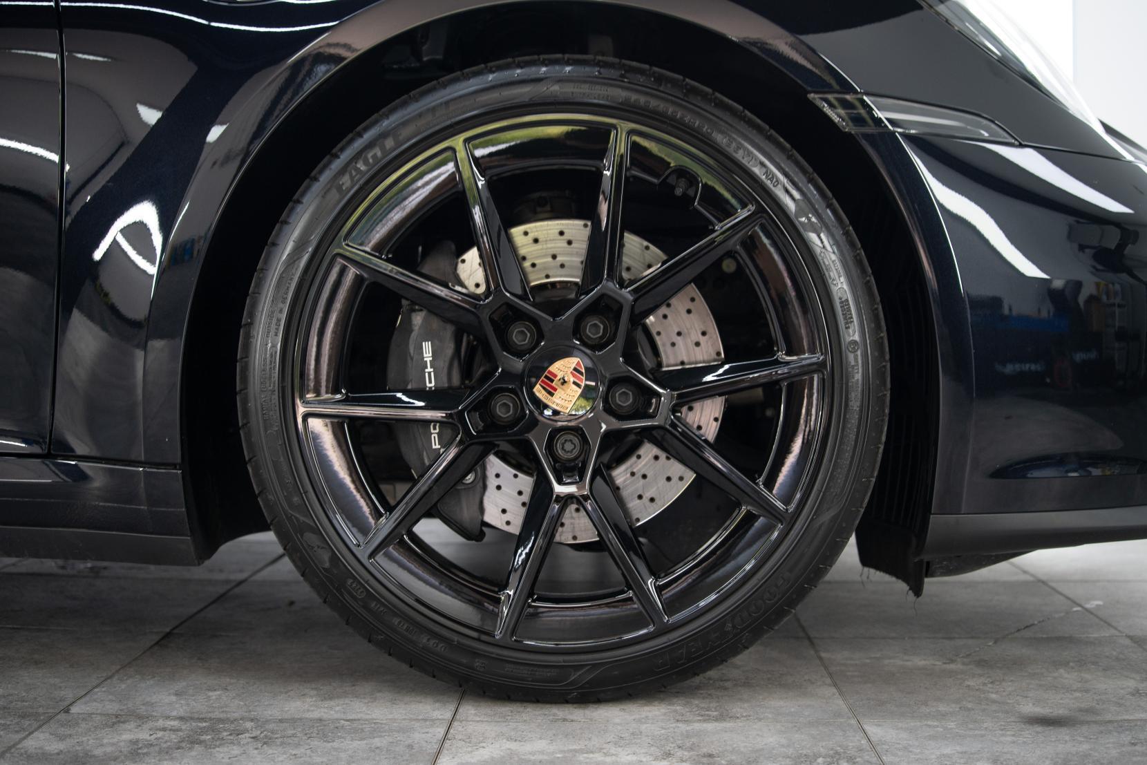 Porsche 911 view 7