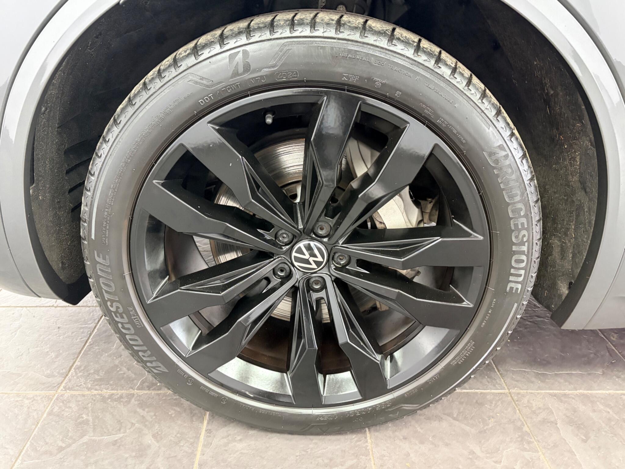 Volkswagen Touareg view 22