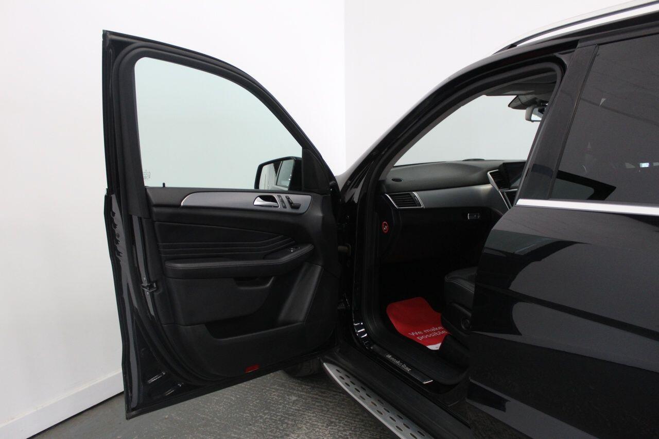 Mercedes-Benz M-Class view 28