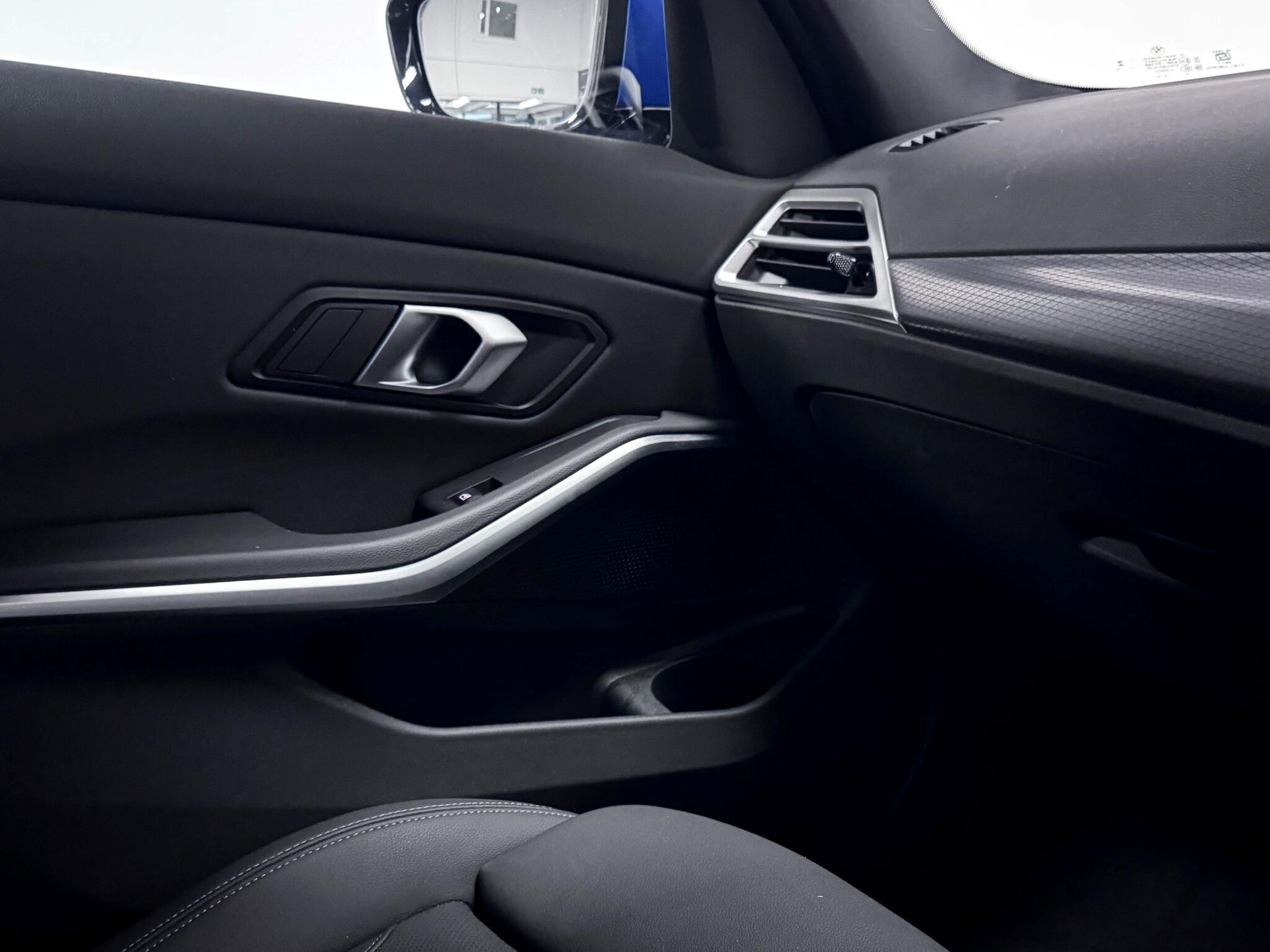 BMW 3 Series view 32