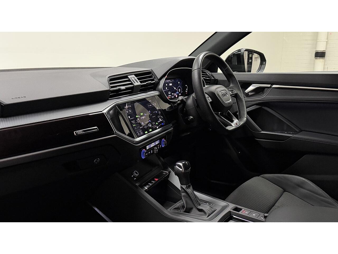 Audi Q3 view 14