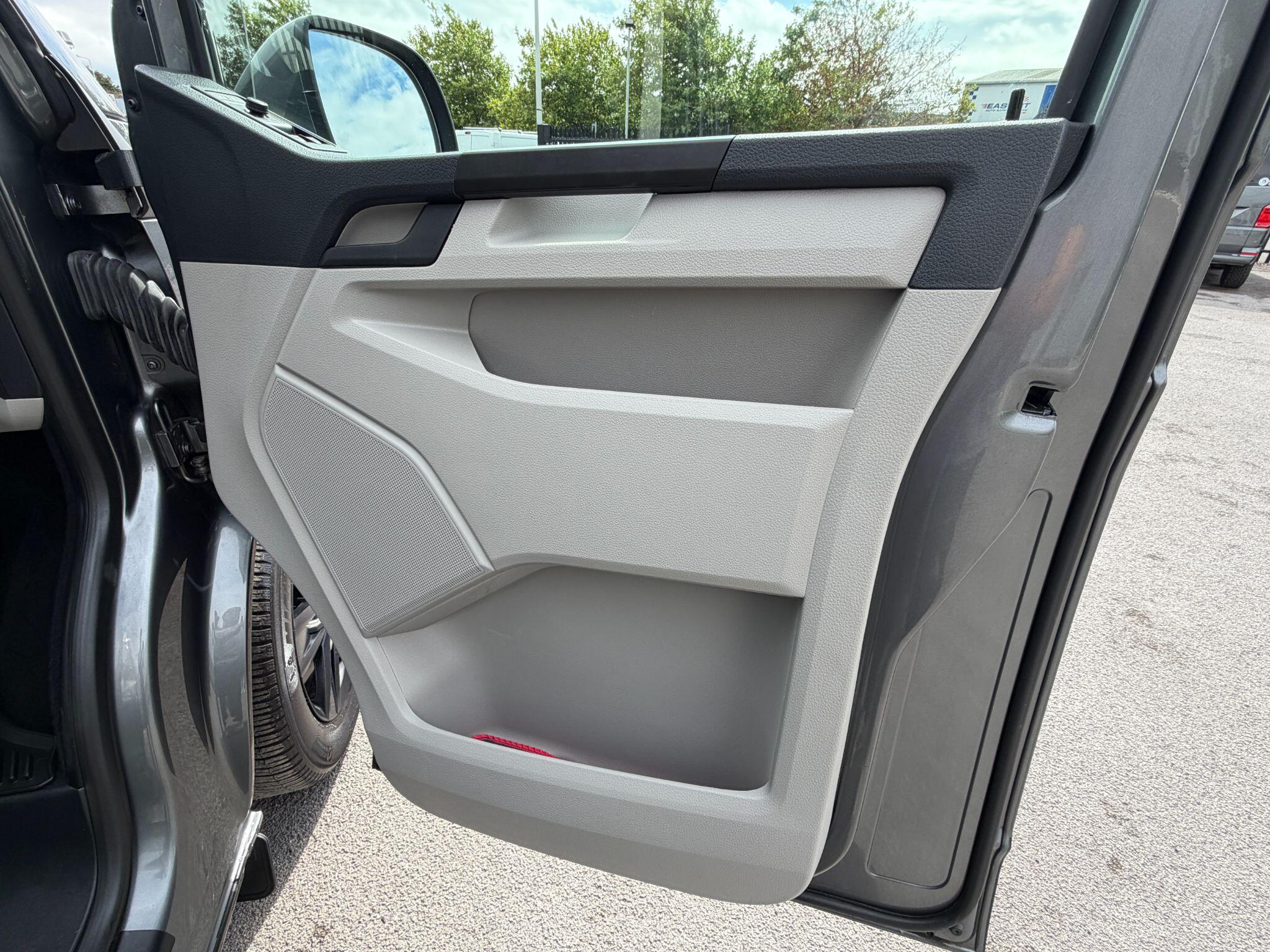Volkswagen Transporter view 15