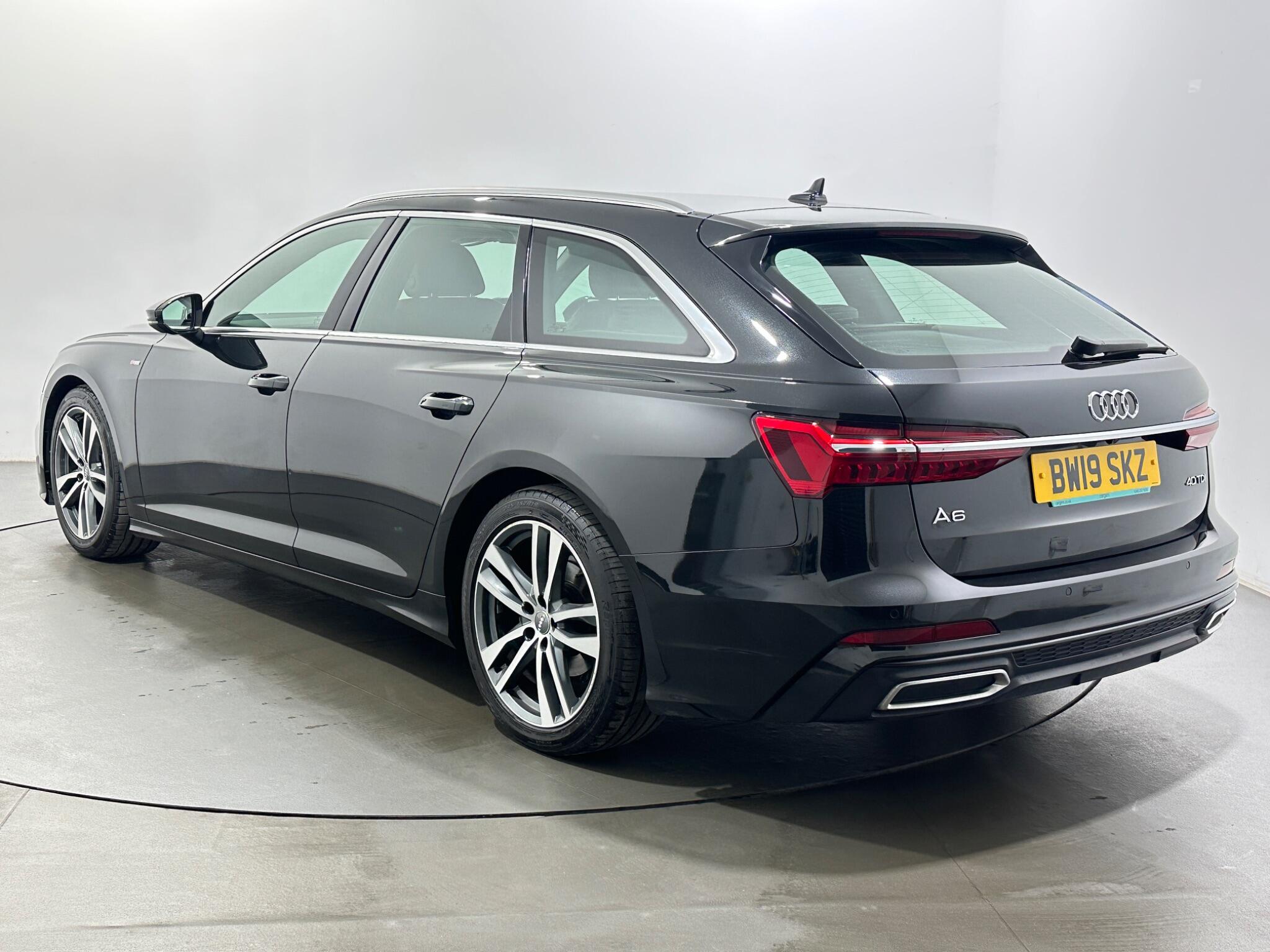 Audi A6 Avant view 6