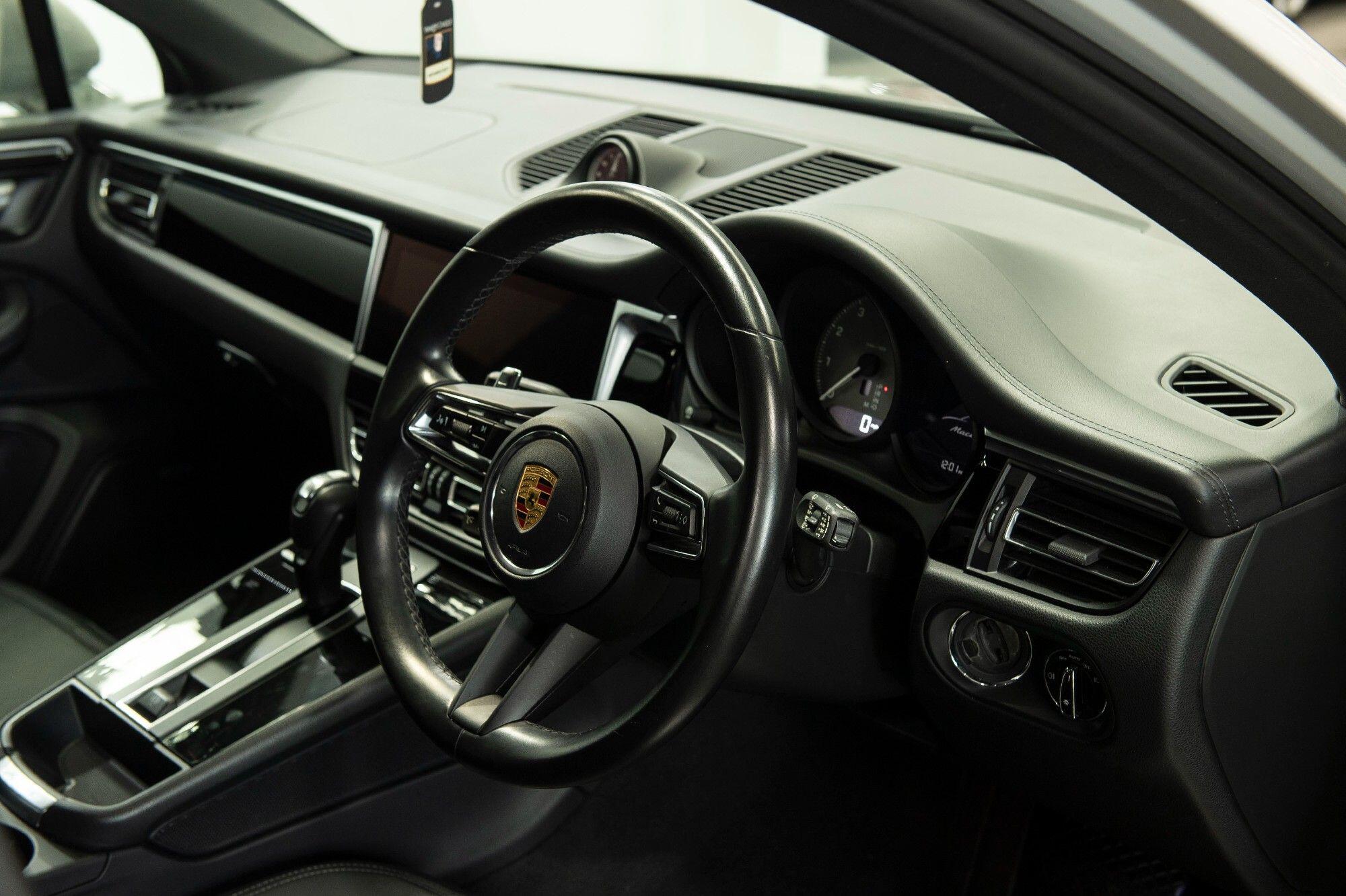 Porsche Macan view 10