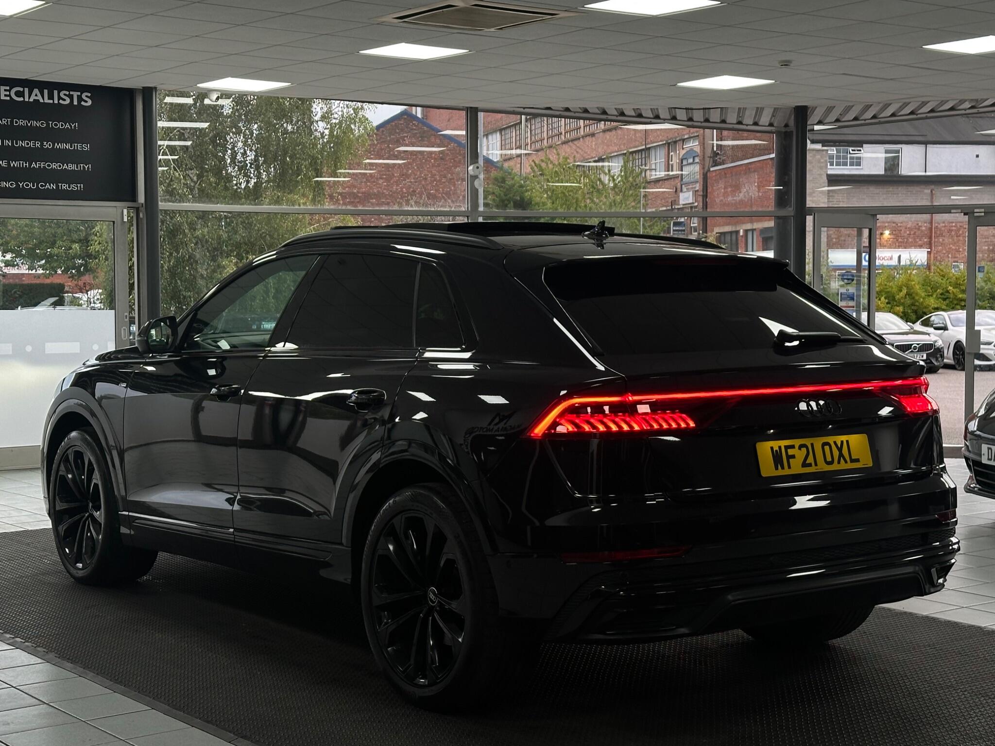 Audi Q8 view 10