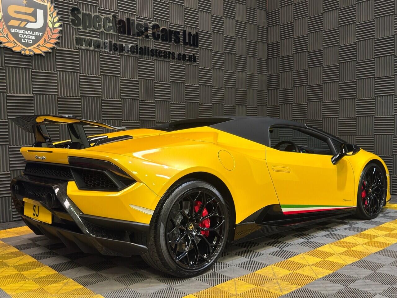 Lamborghini Performante Spyder view 5