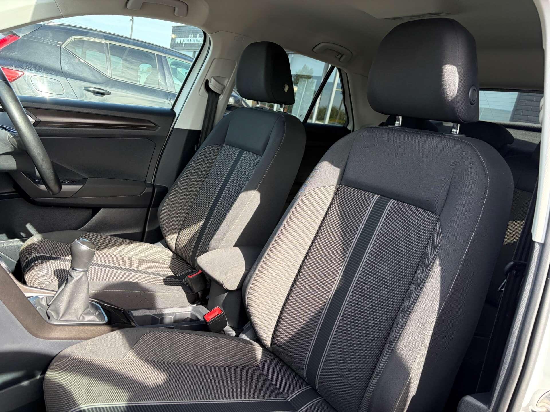 Volkswagen T-Roc view 17