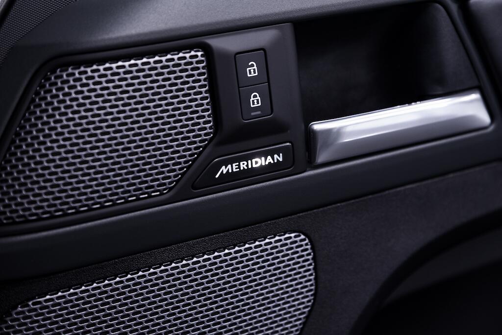 Land Rover Defender view 25