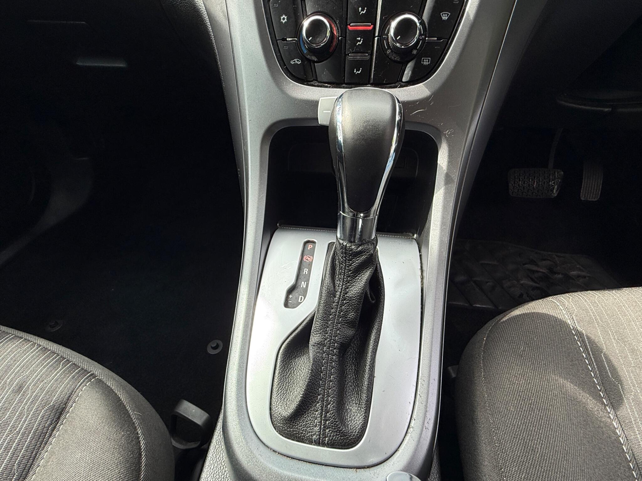 2014 Vauxhall Astra image 19
