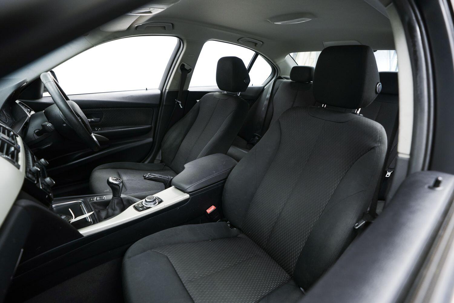 BMW 3 Series view 23
