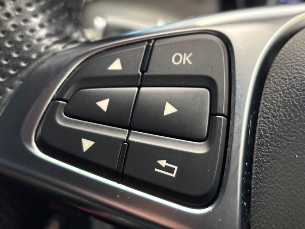 Mercedes-Benz GLA view 40