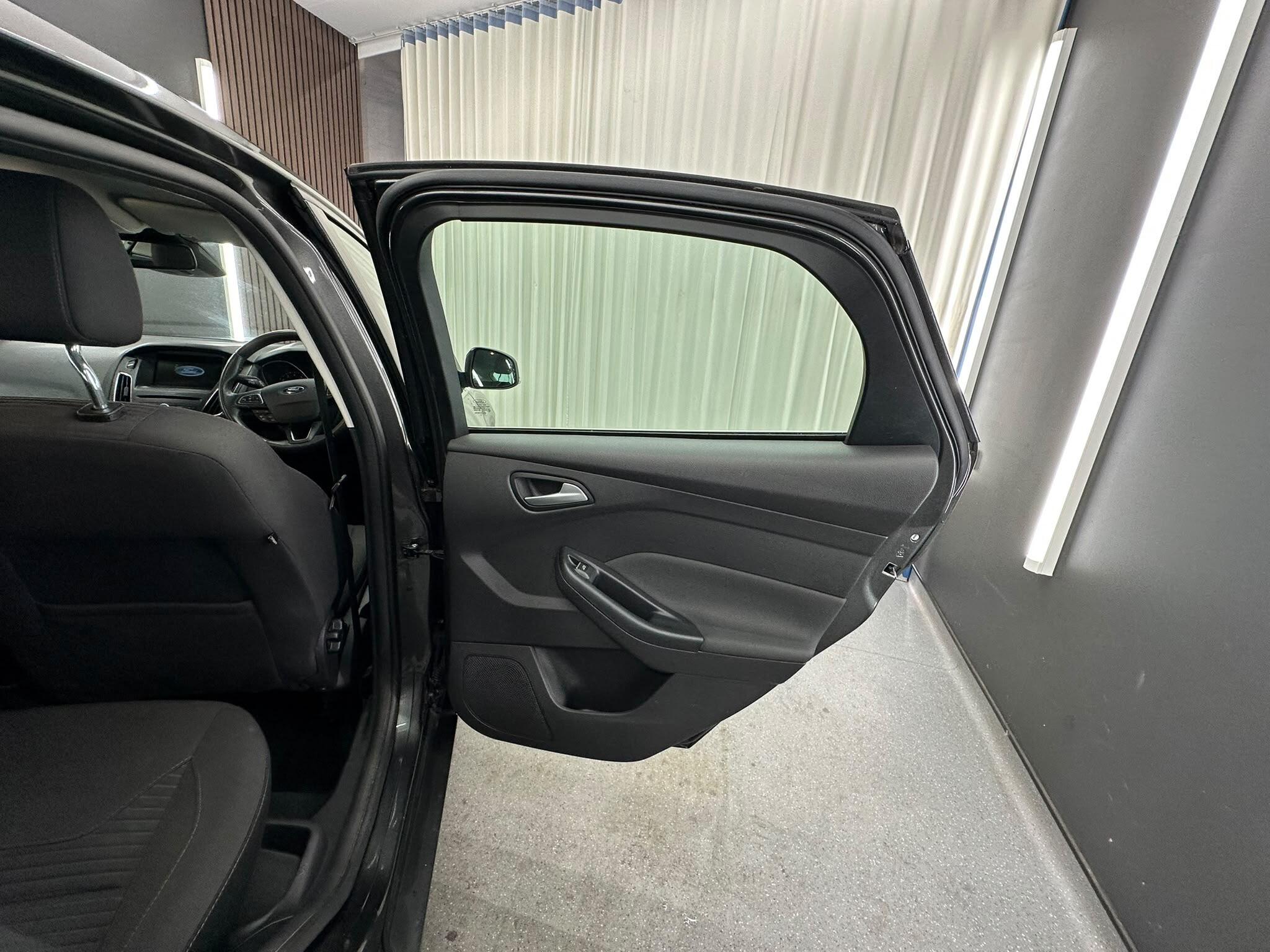 Ford Focus view 17