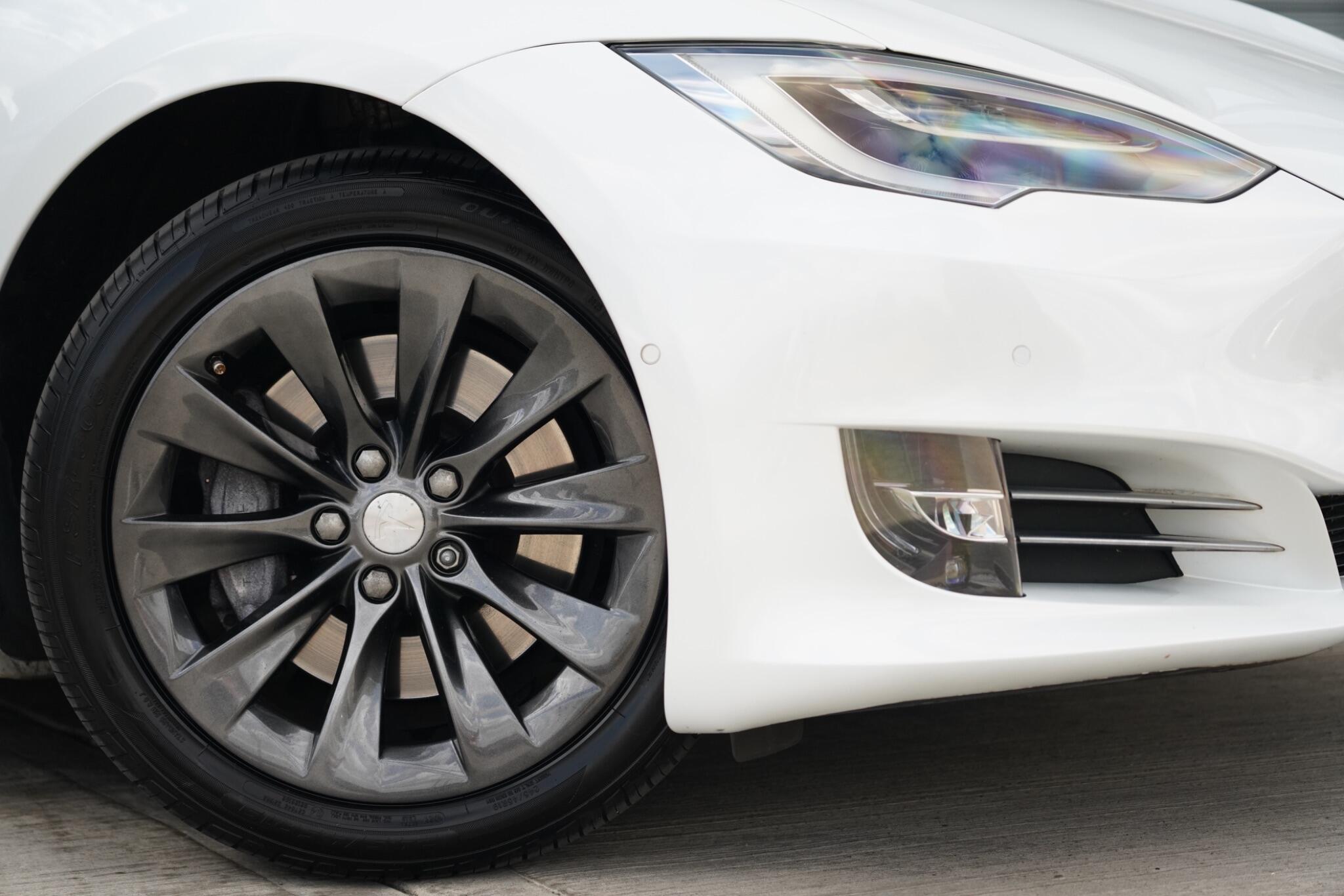 Tesla Model S view 19