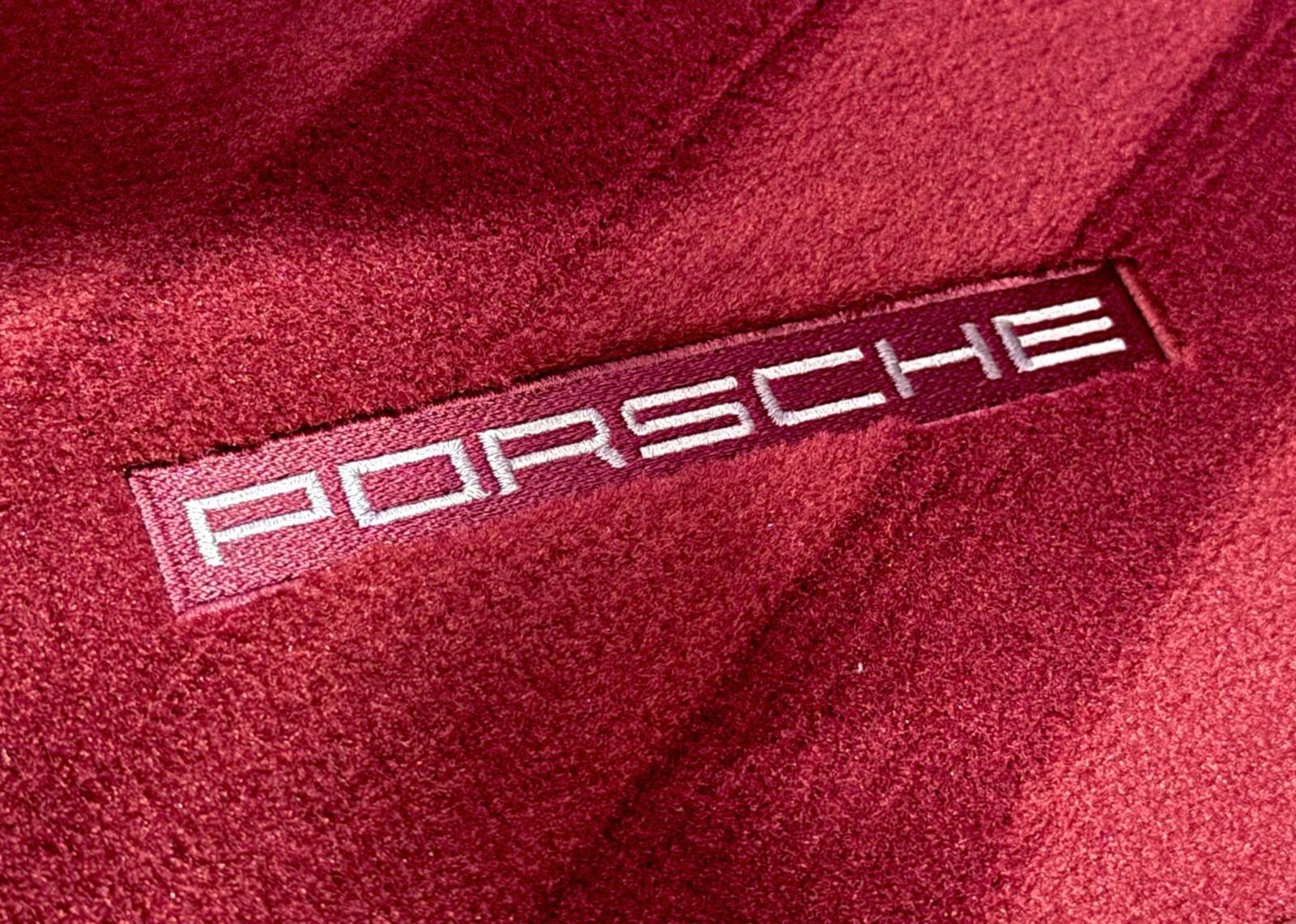 Porsche 911 view 33