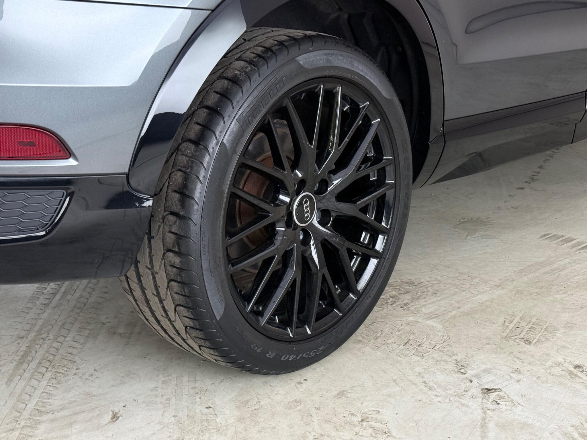 Audi Q3 view 8