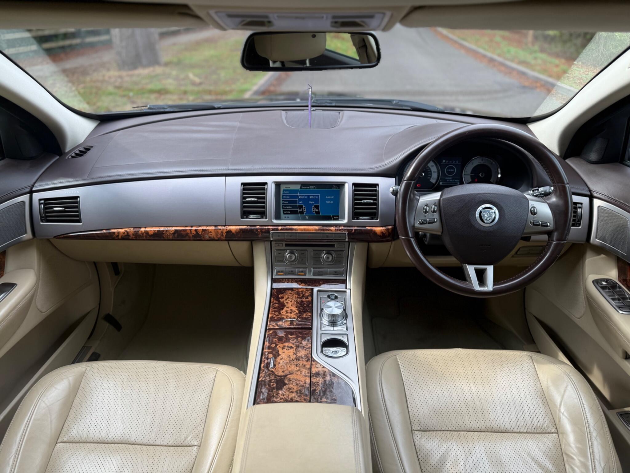 2008 Jaguar XF image 22