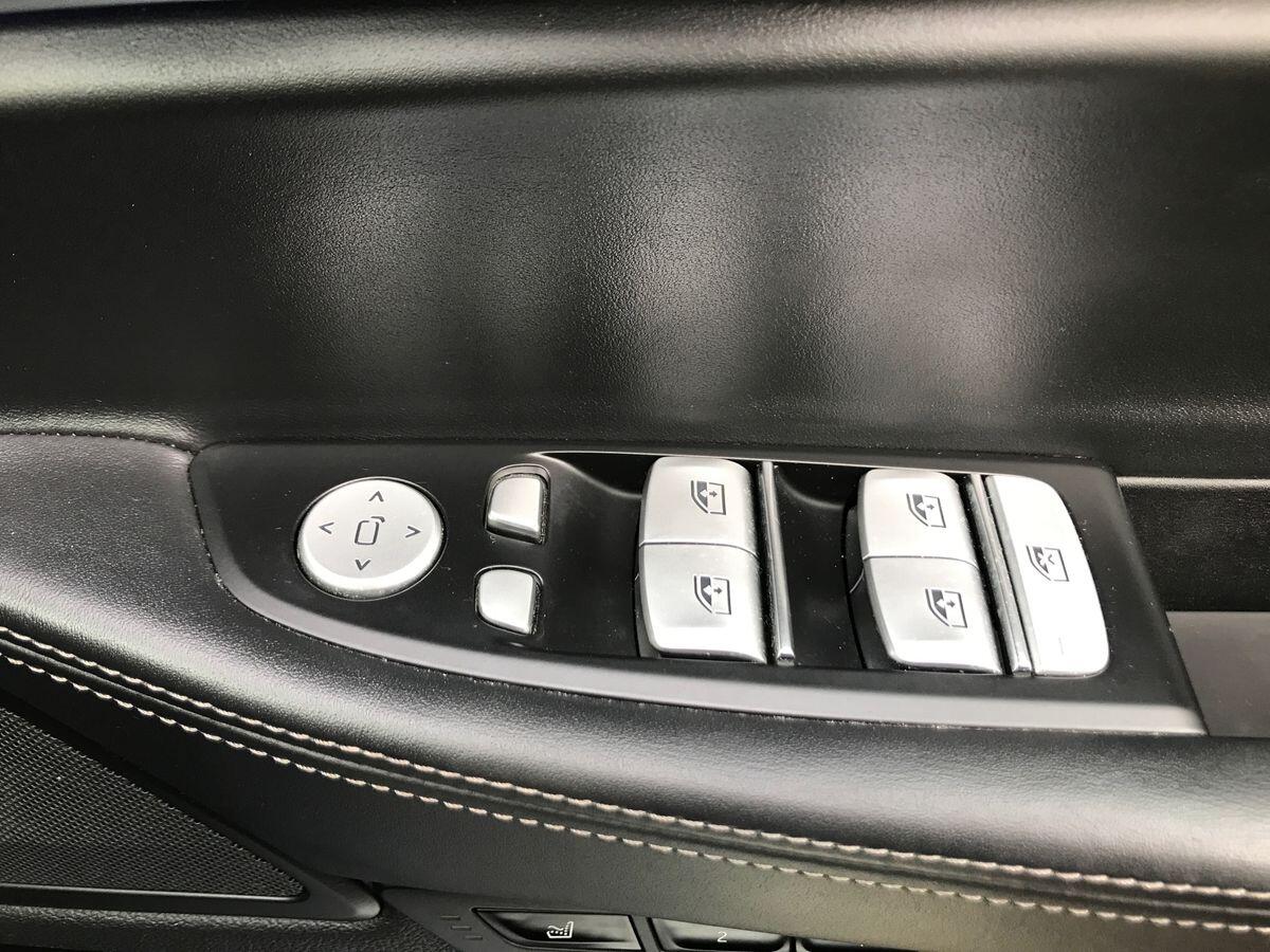 BMW 7 Series view 24