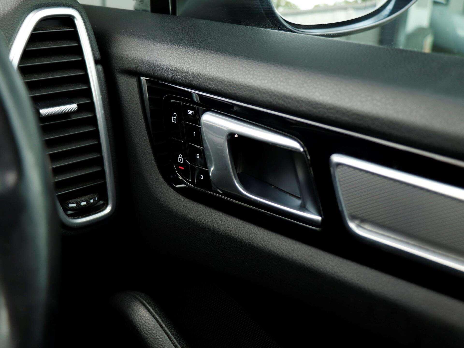 Porsche Cayenne view 22