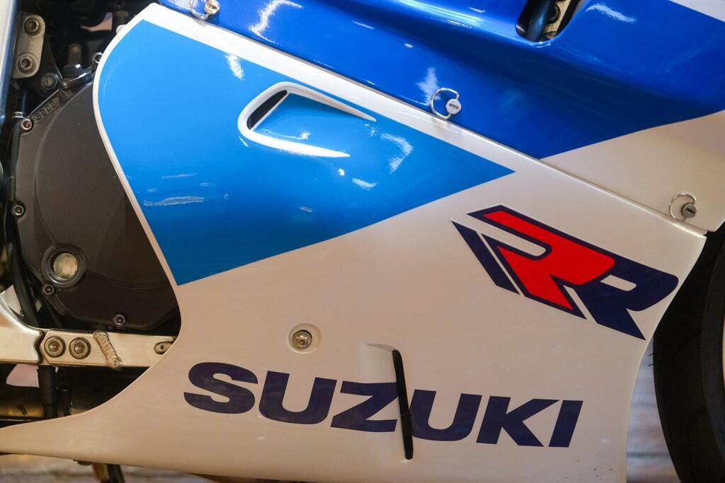 Suzuki GSX-R750 view 8
