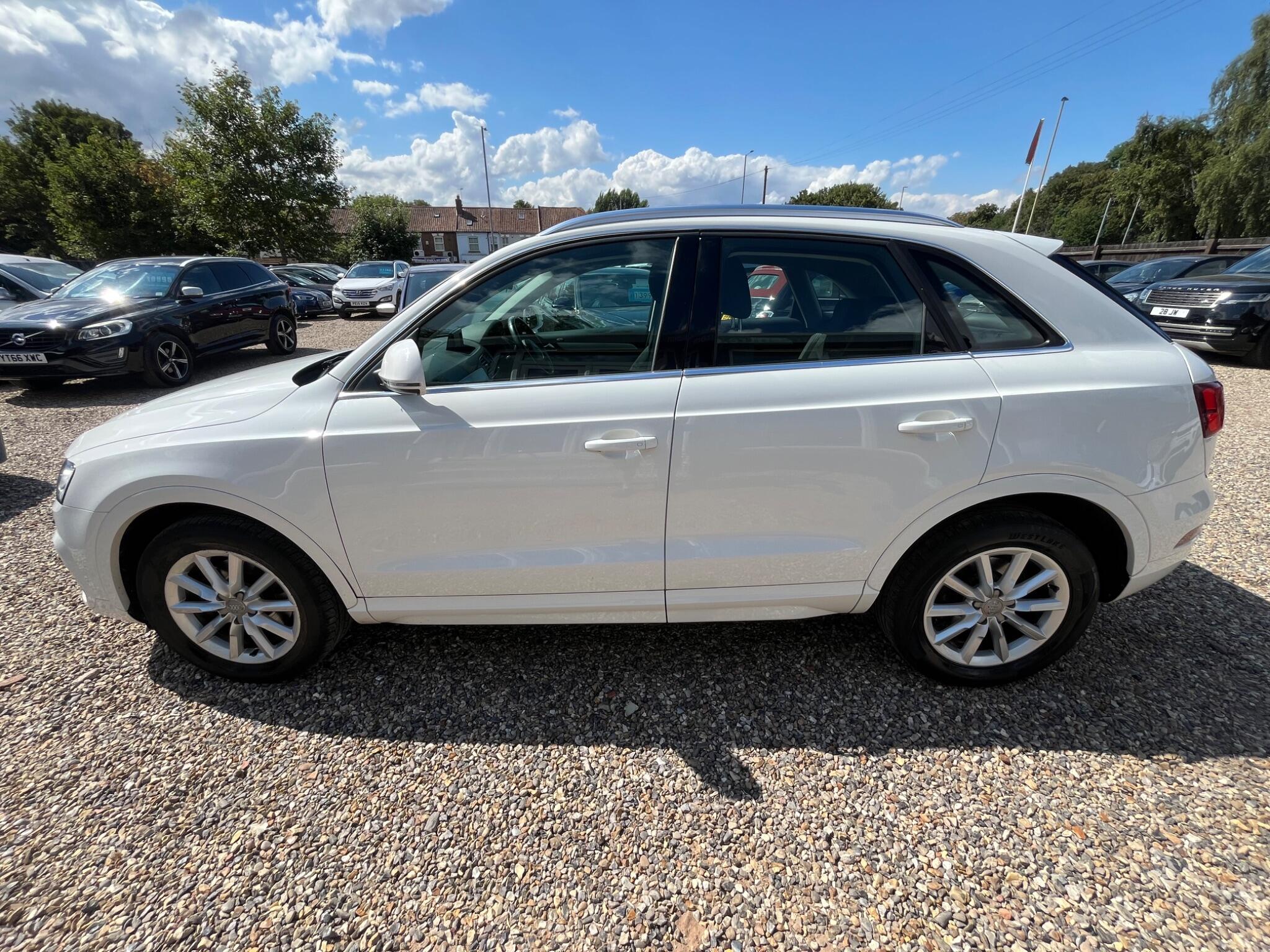 Audi Q3 view 9