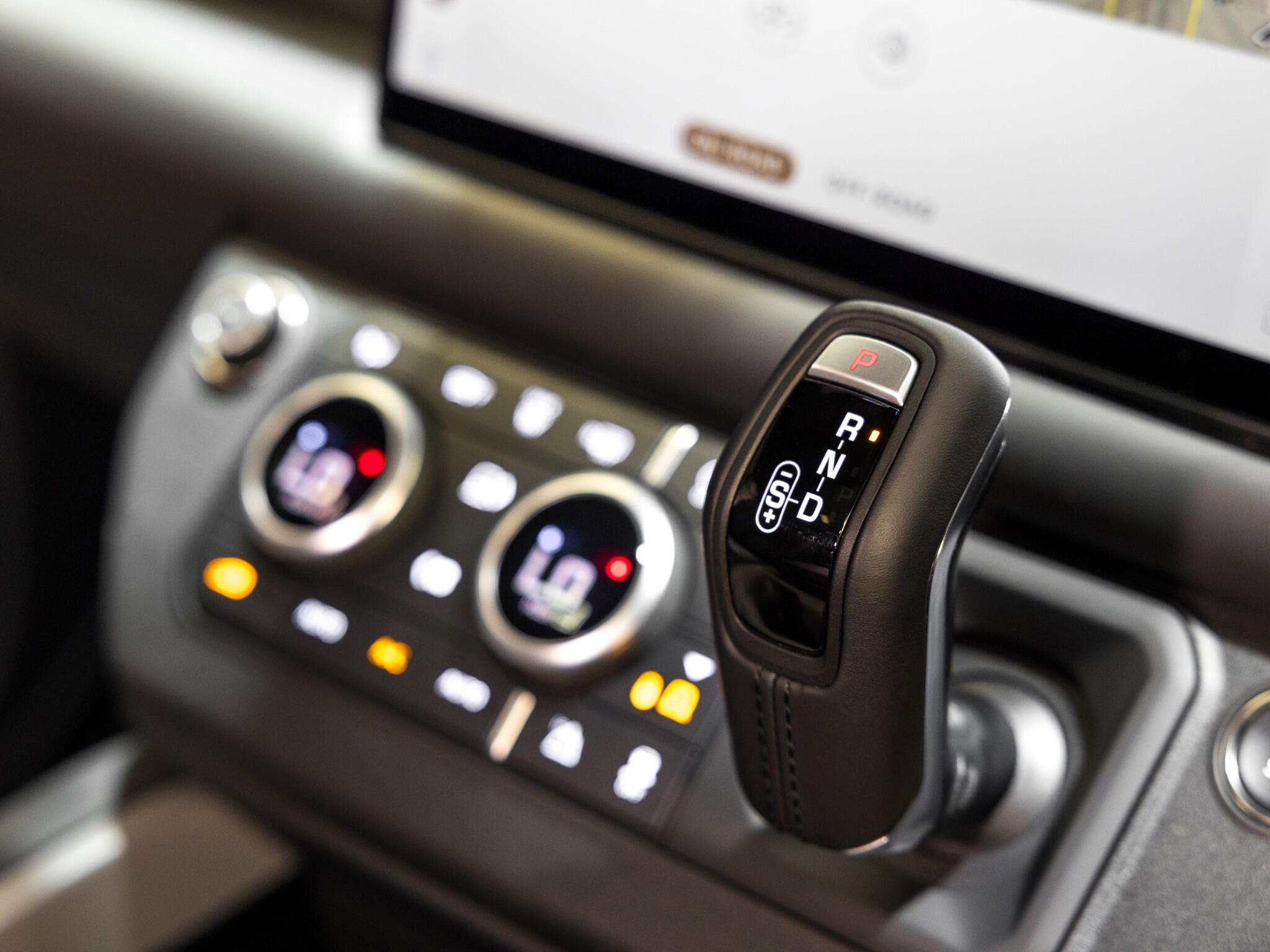 Land Rover Defender 110 view 29