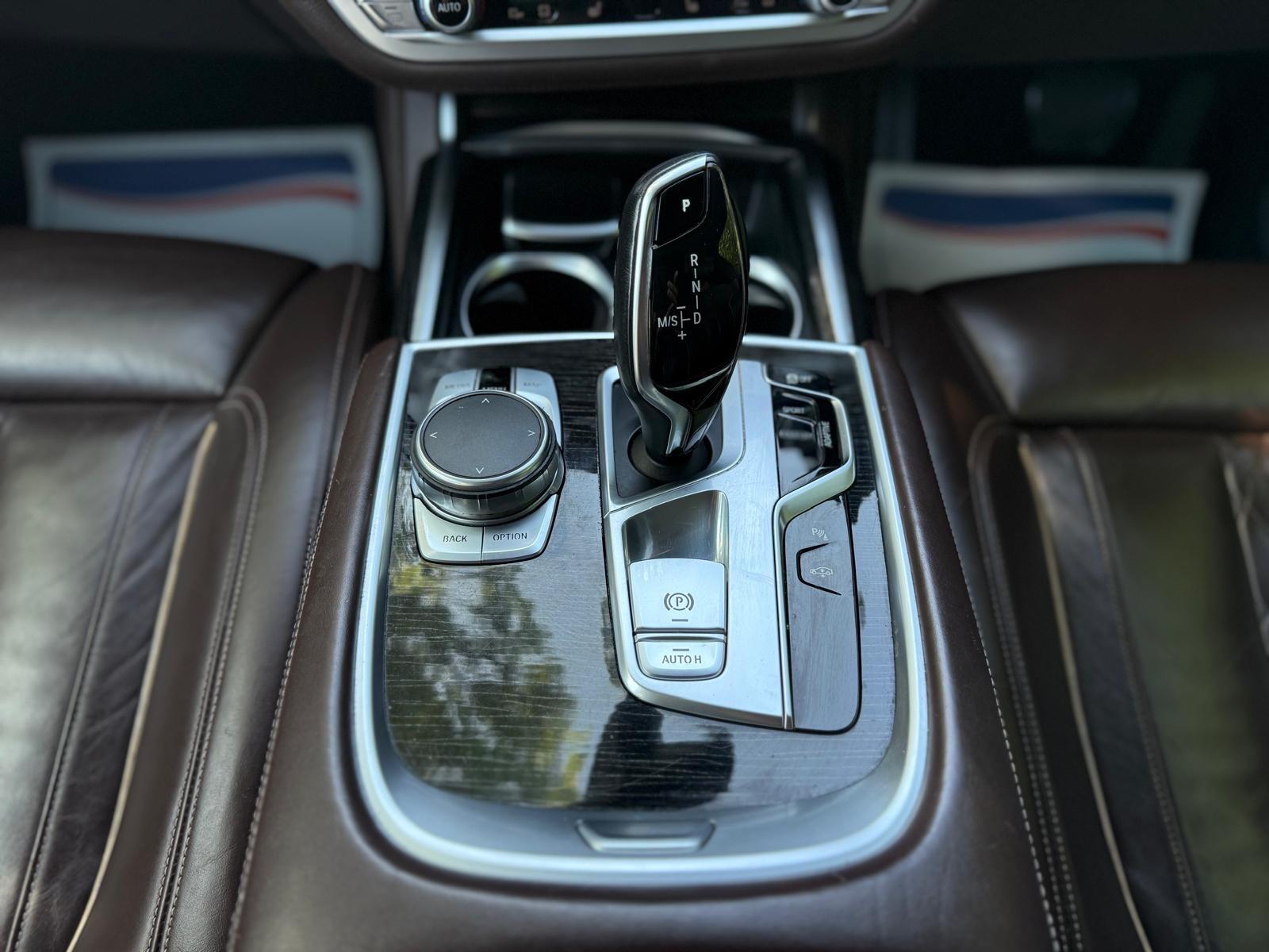 BMW 7 Series view 18
