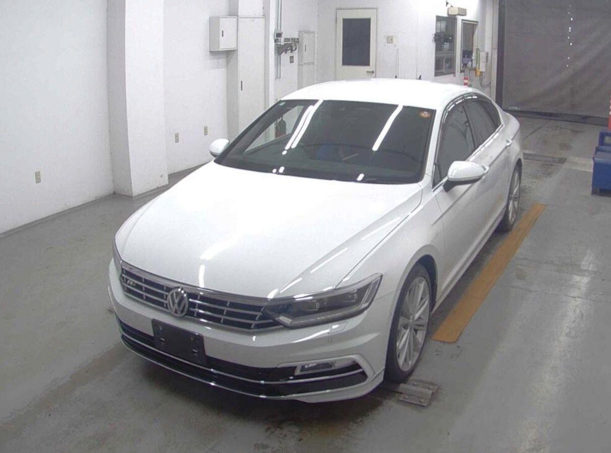 Volkswagen Passat view 2