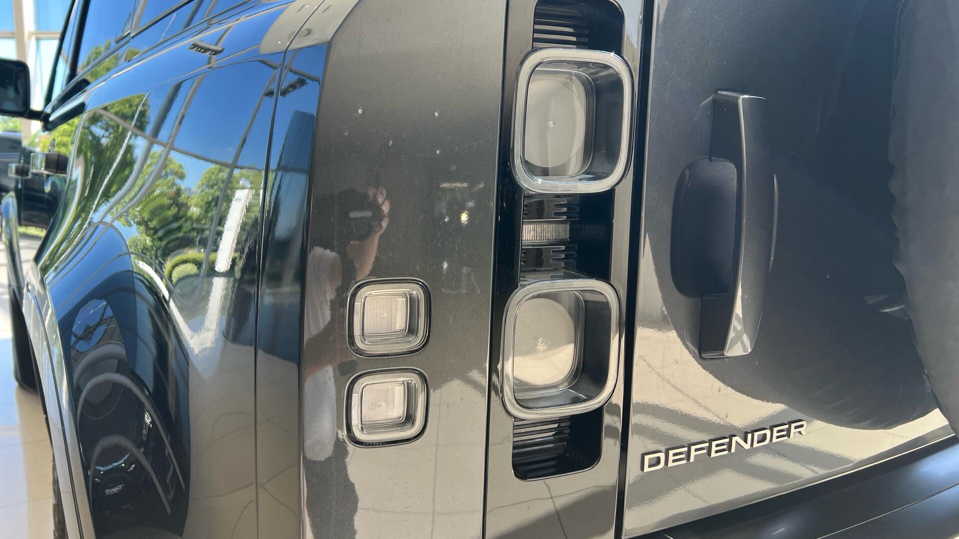Land Rover Defender view 19