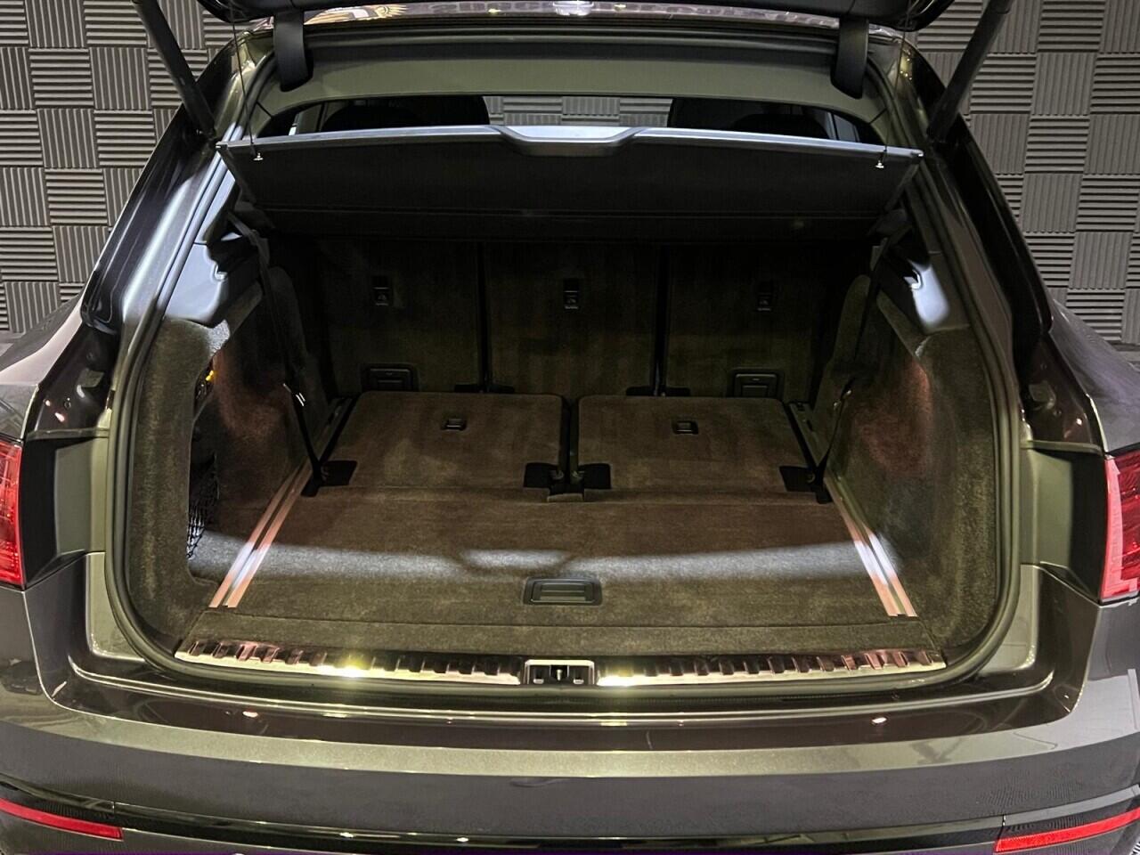 Bentley Bentayga view 32