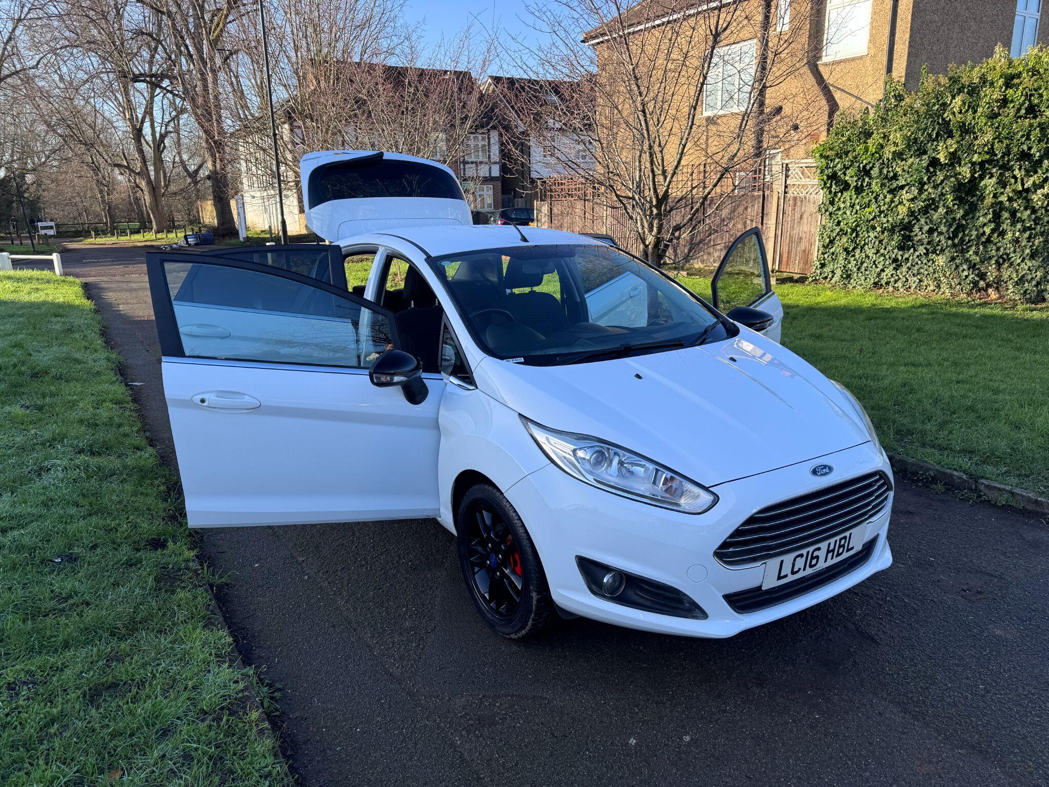 2016 Ford Fiesta image 38
