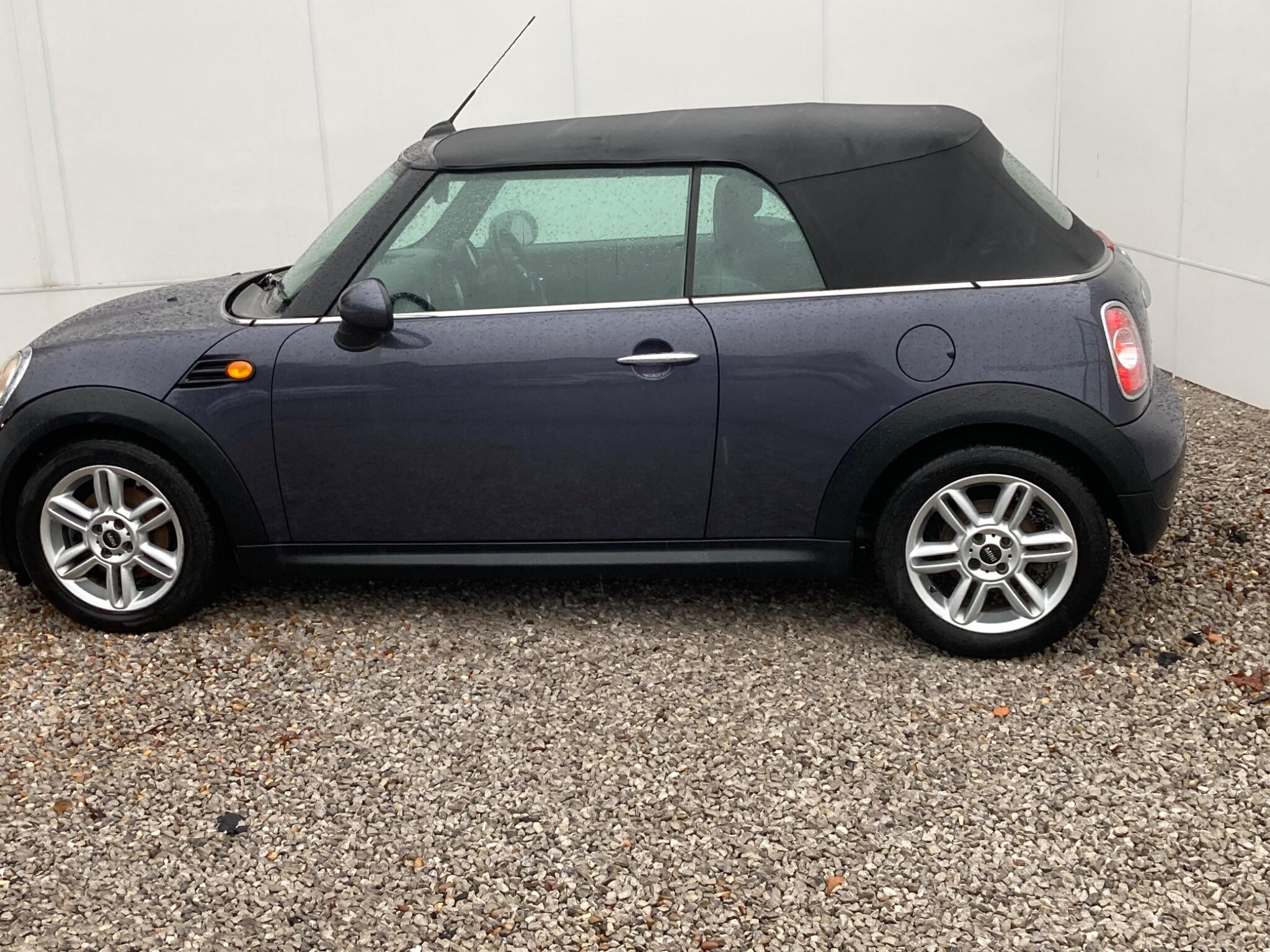 2013 MINI Convertible image 17