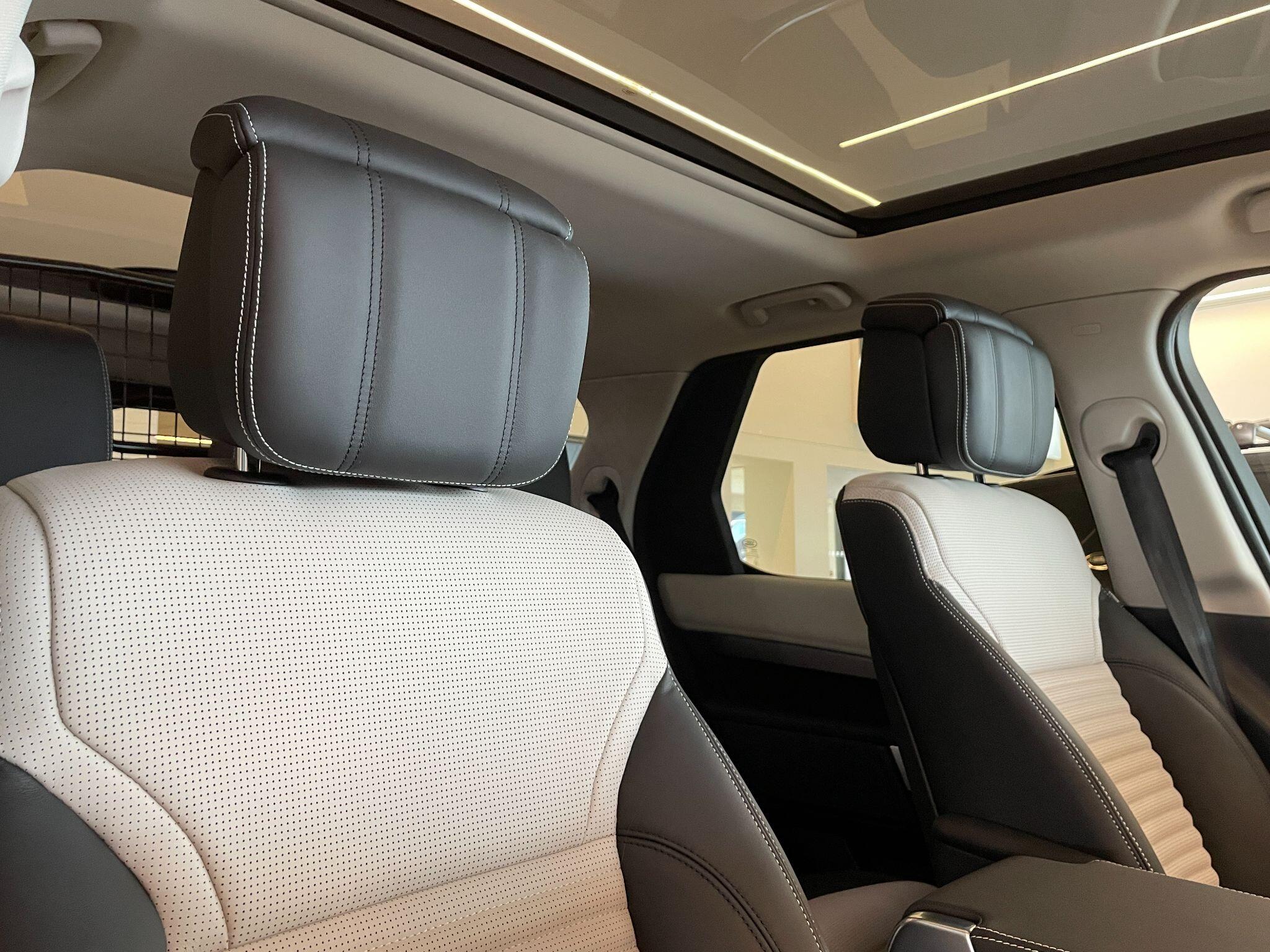 Land Rover Discovery view 13