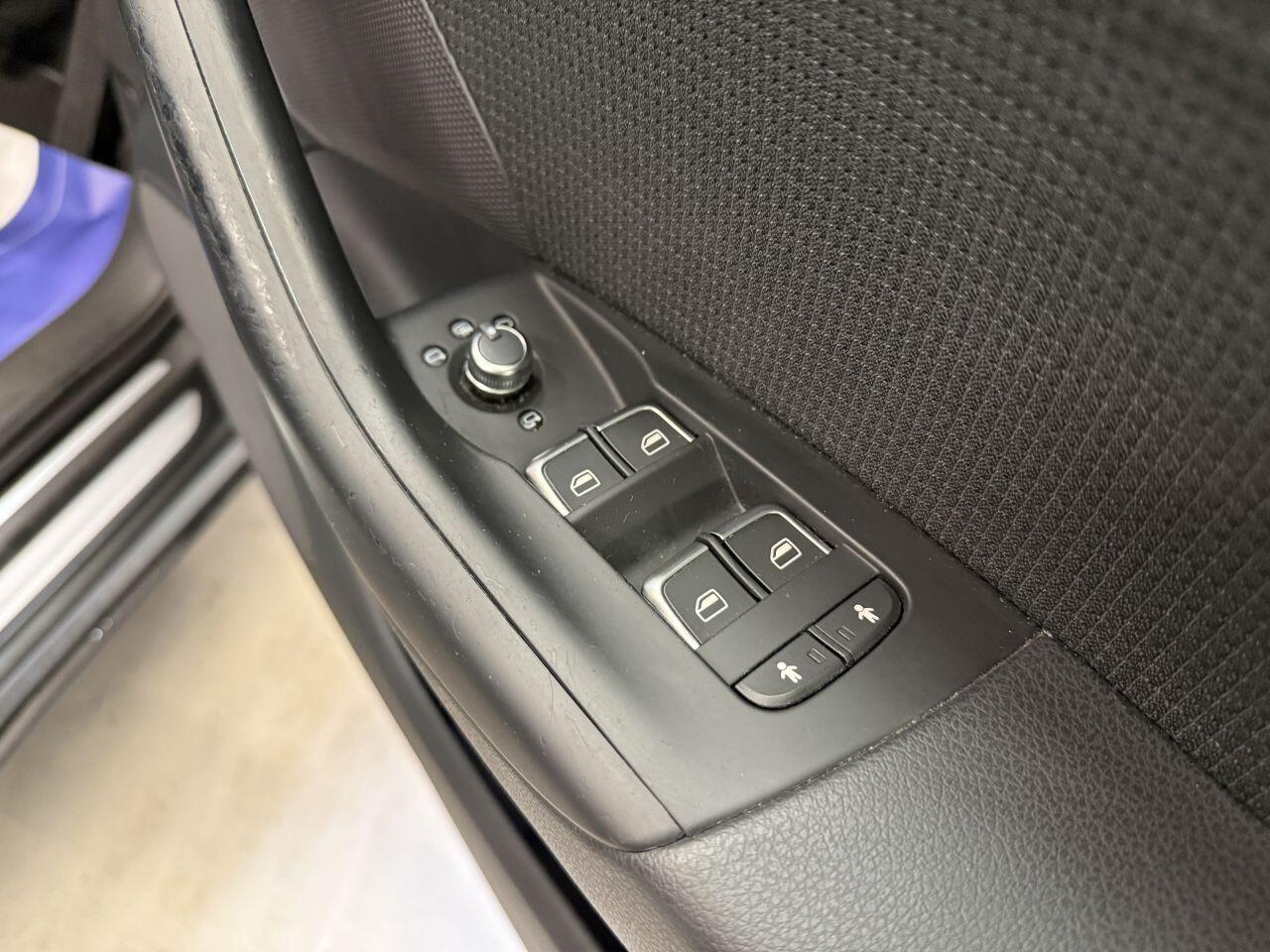 Audi Q3 view 19