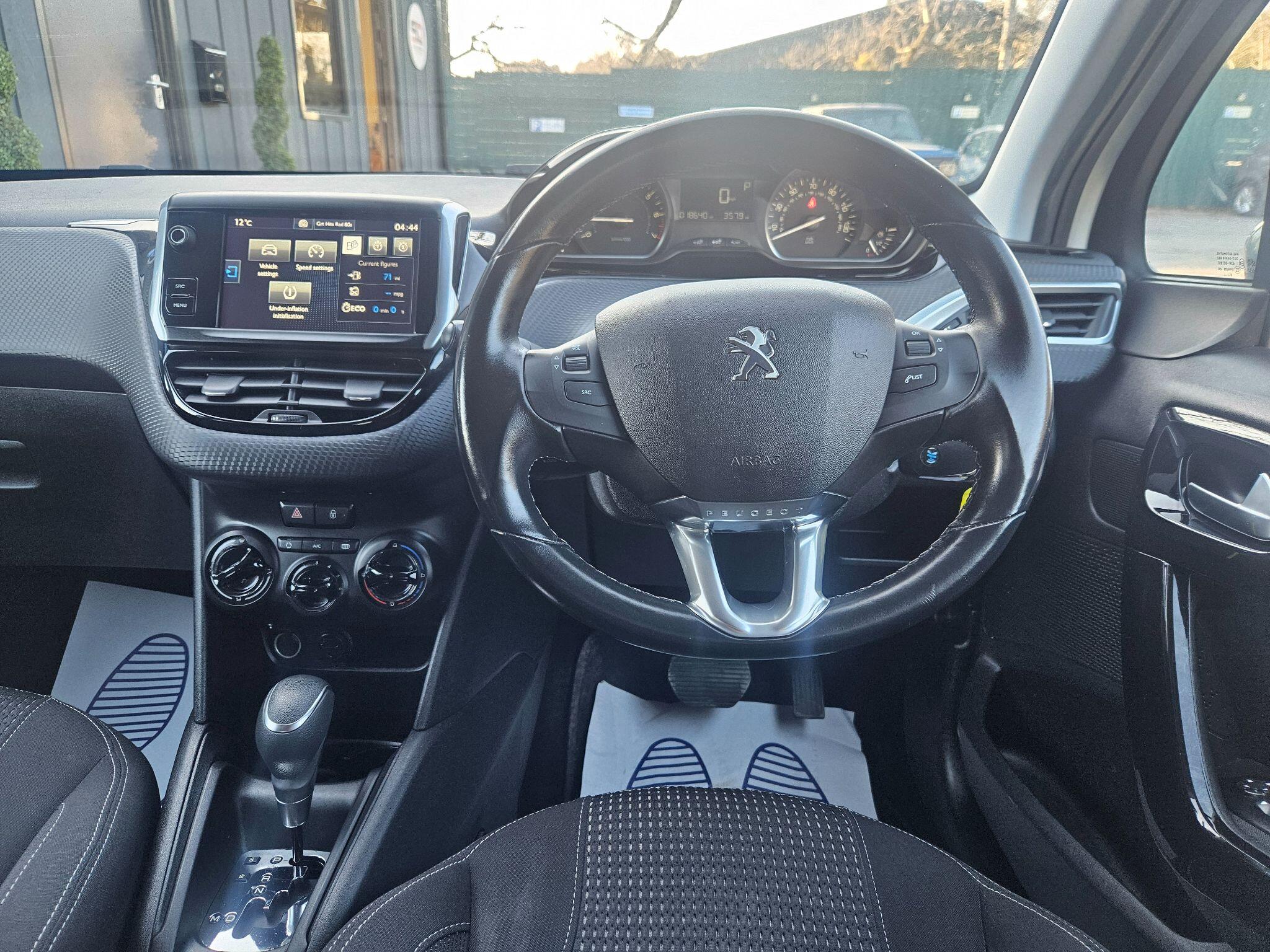 2017 Peugeot 208 image 17