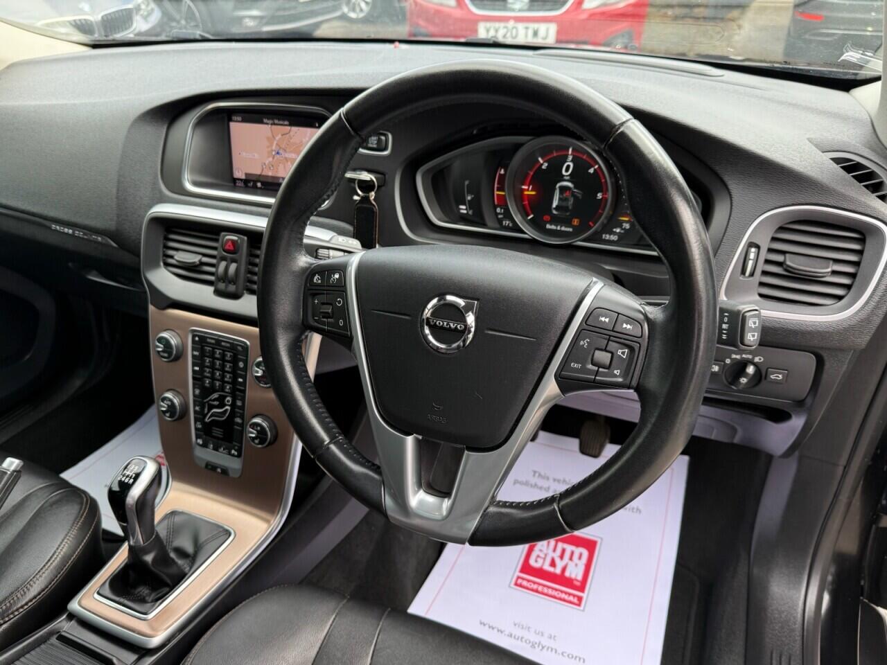Volvo V40 Cross Country view 8