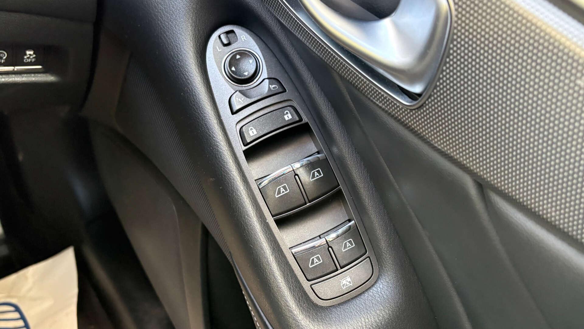 Infiniti Q50 view 21