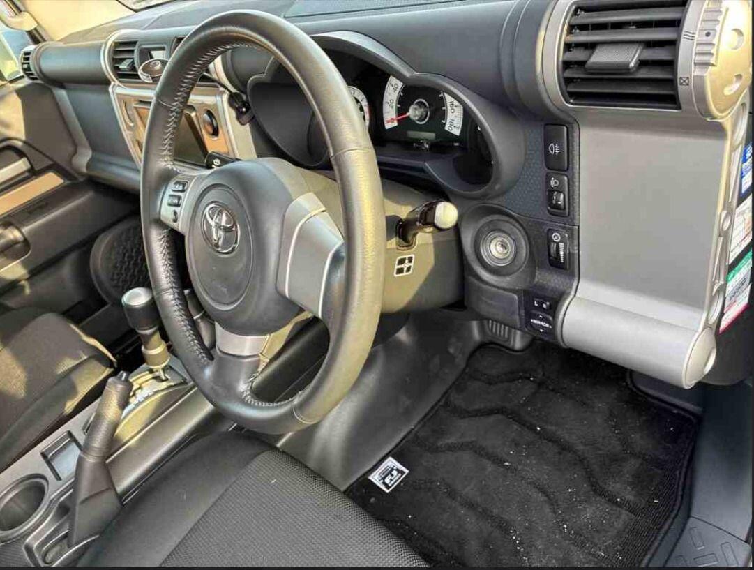 Toyota FJ Cruiser view 4