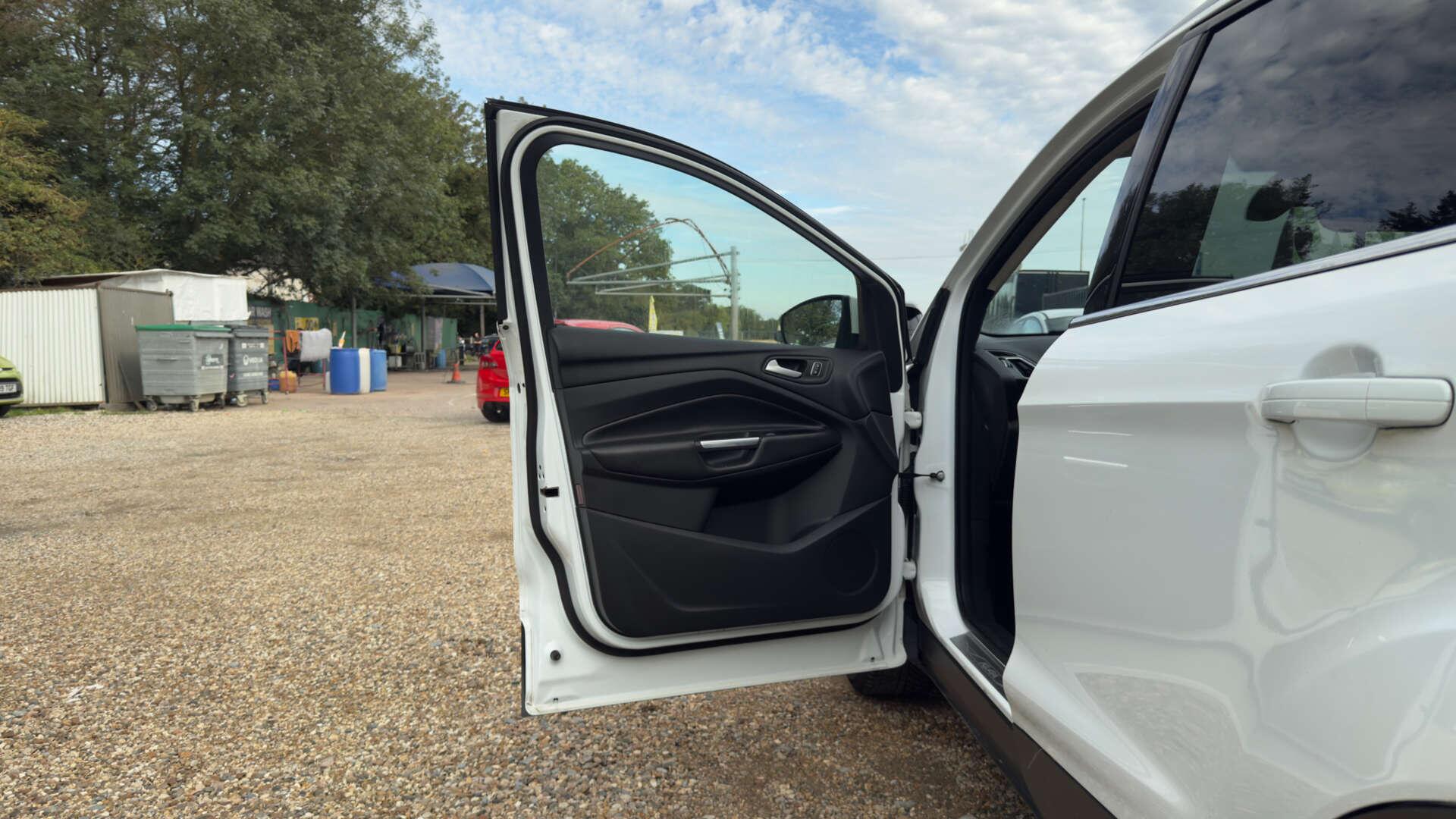 Ford Kuga view 40