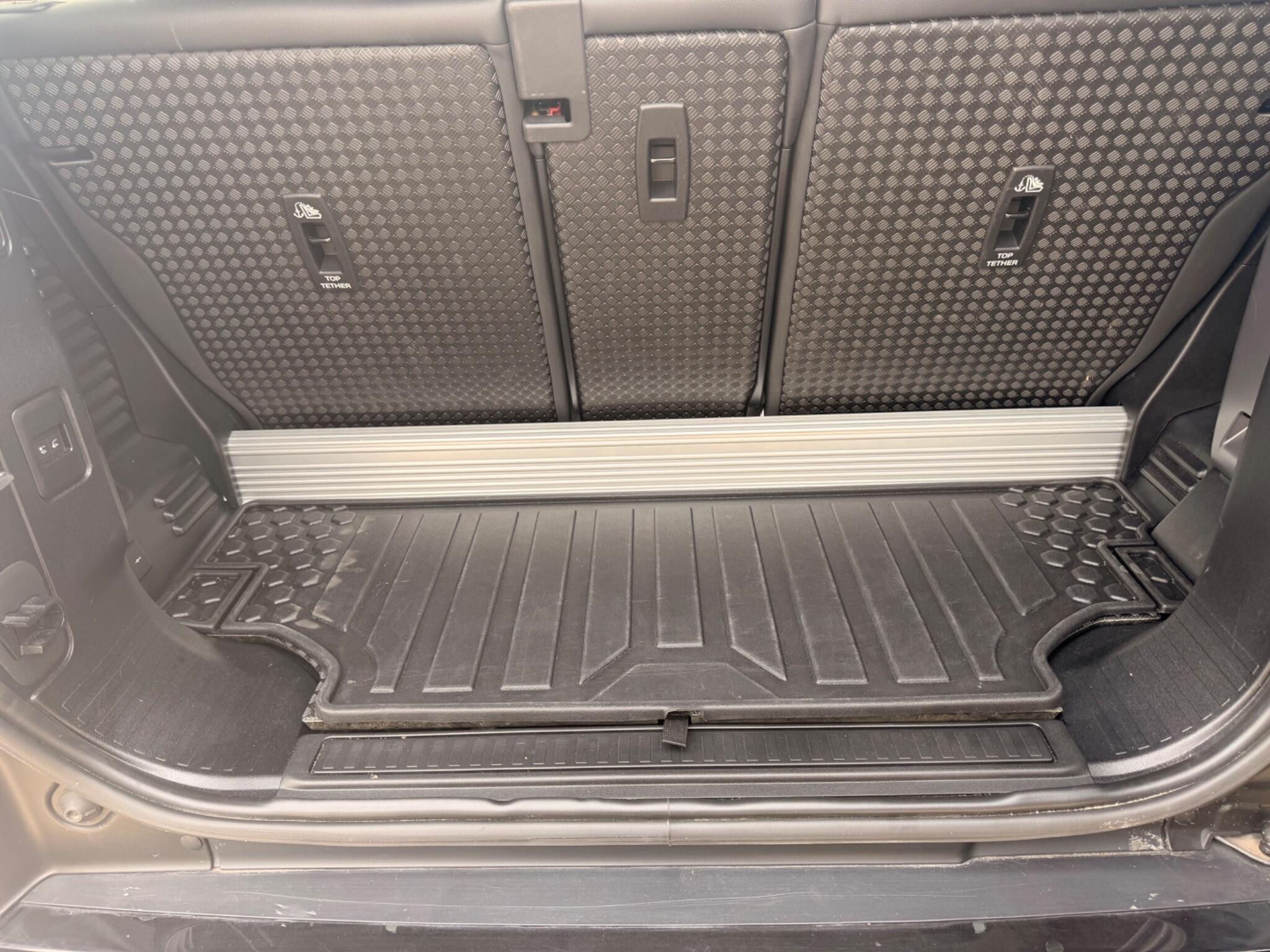 Land Rover Defender view 30