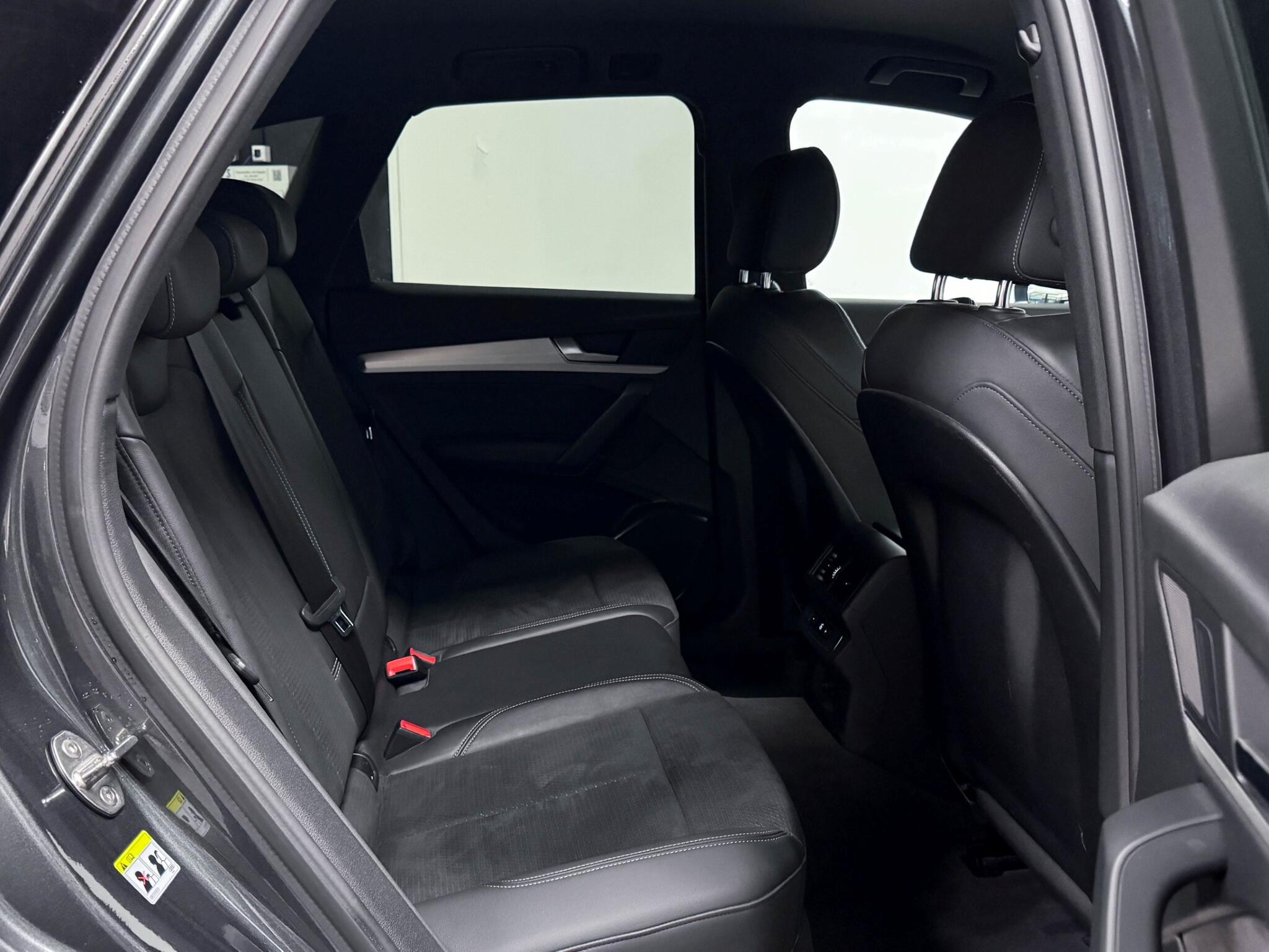 Audi Q5 view 9