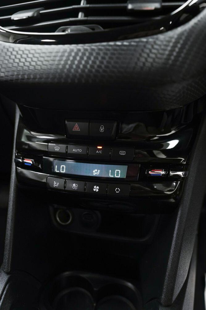 Peugeot 208 view 11