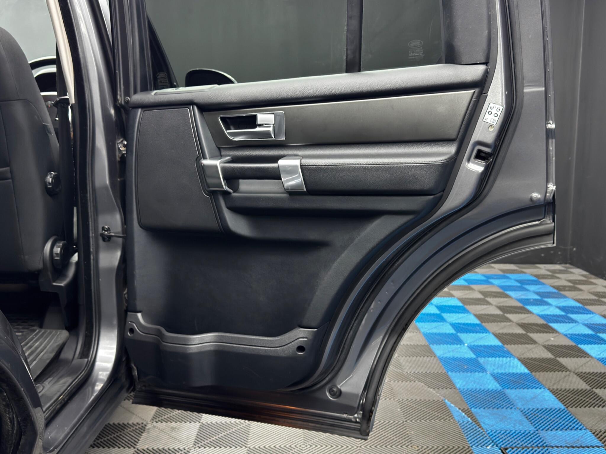 Land Rover Discovery view 38