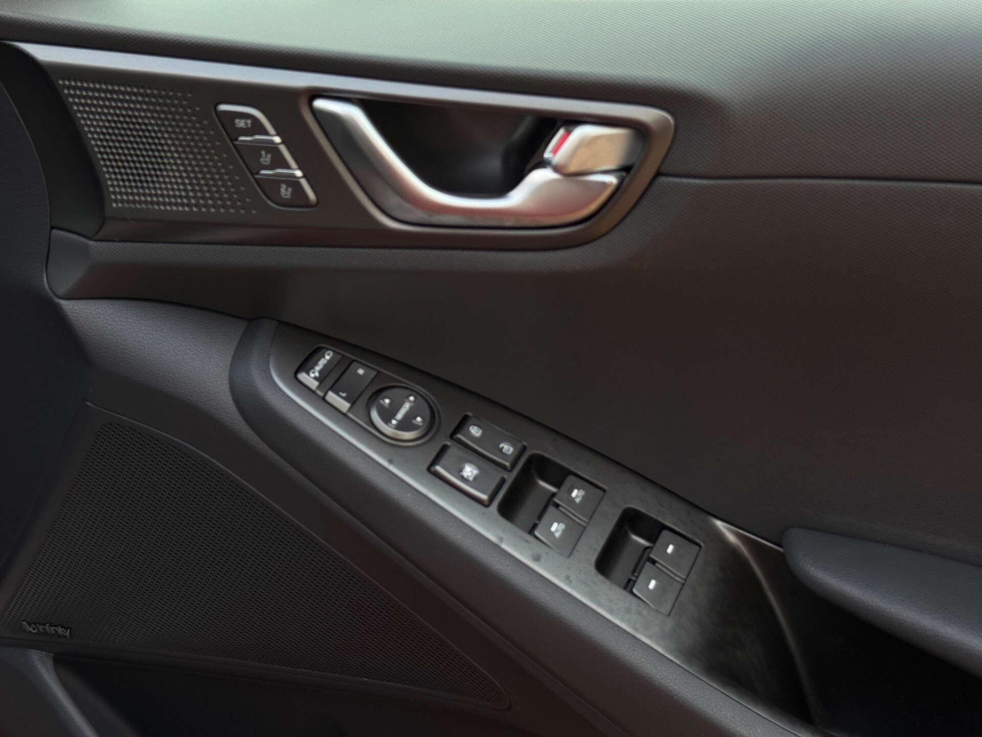 Hyundai Ioniq view 18