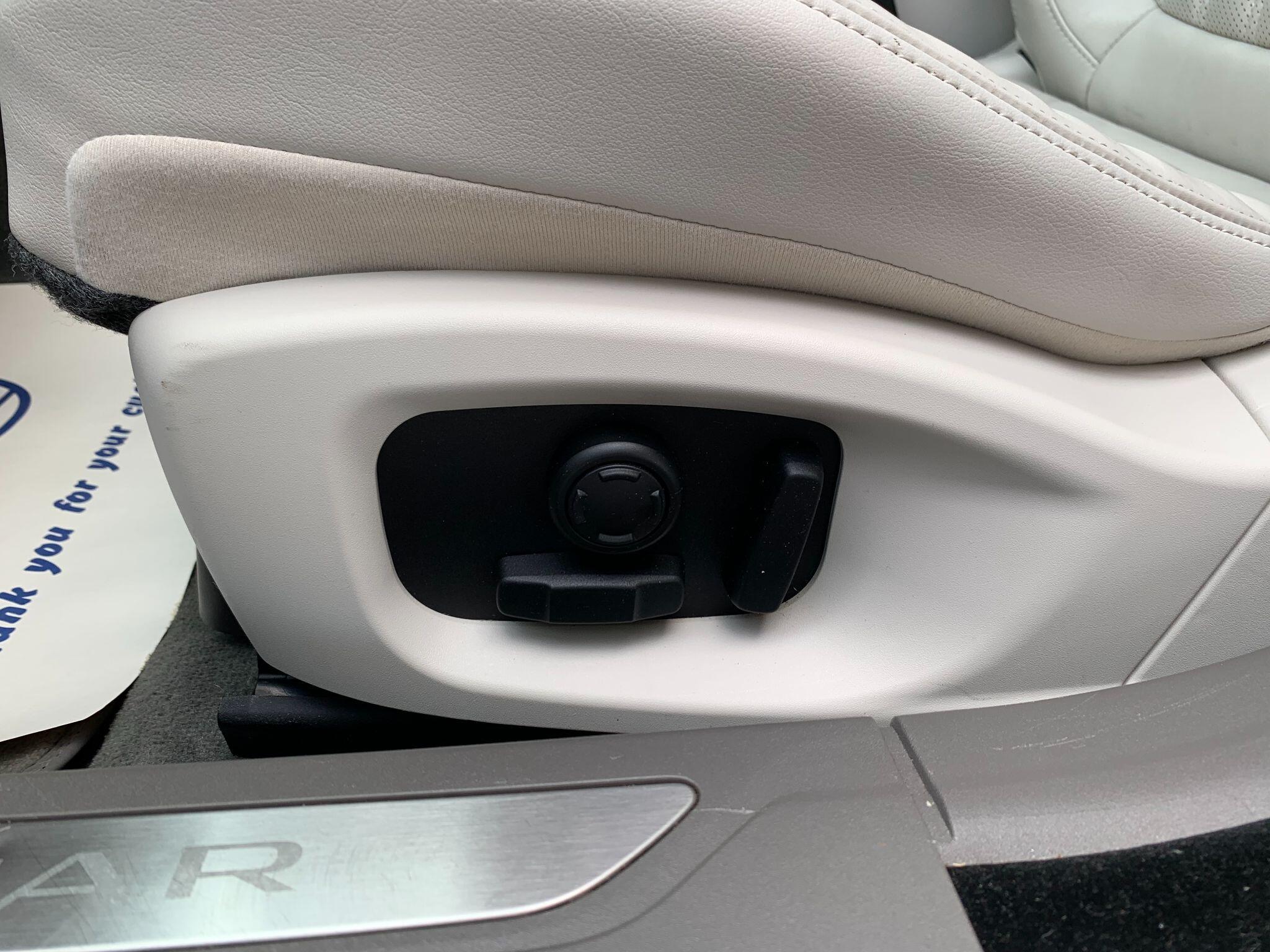 Jaguar XF view 26