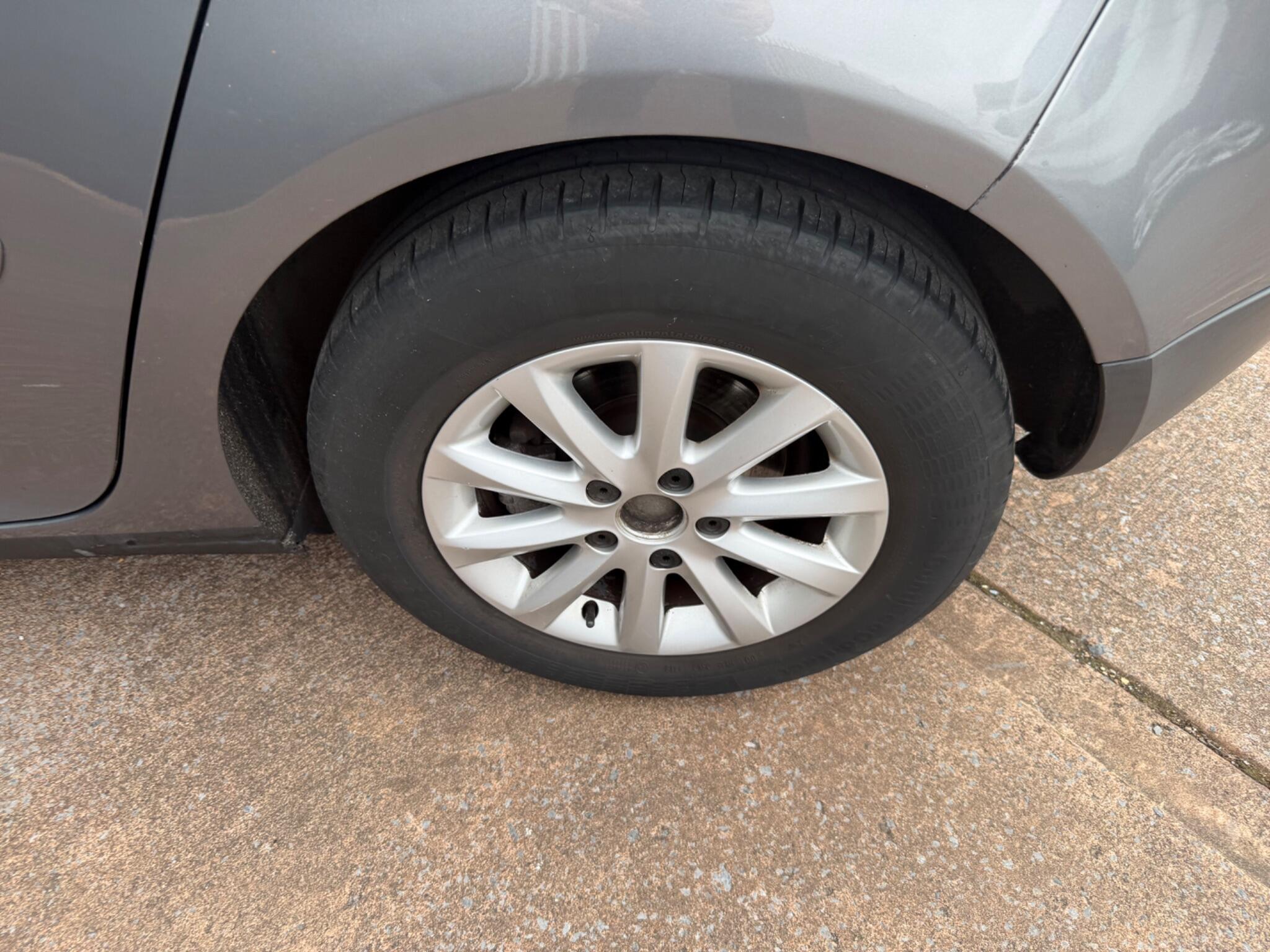 Volkswagen Golf view 13