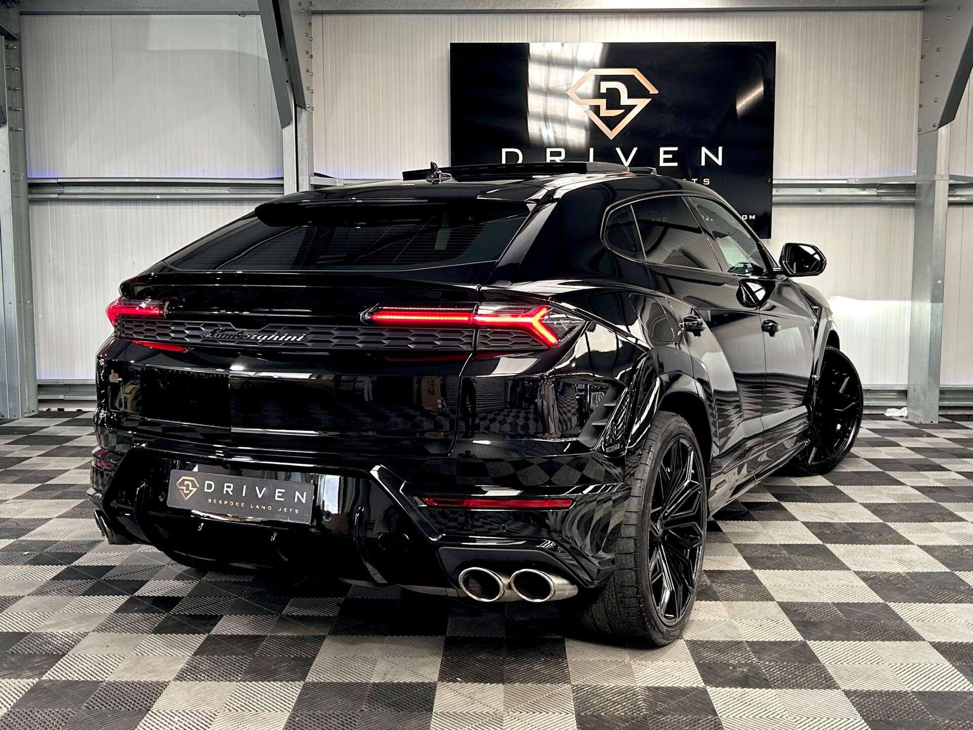 Lamborghini Urus view 3
